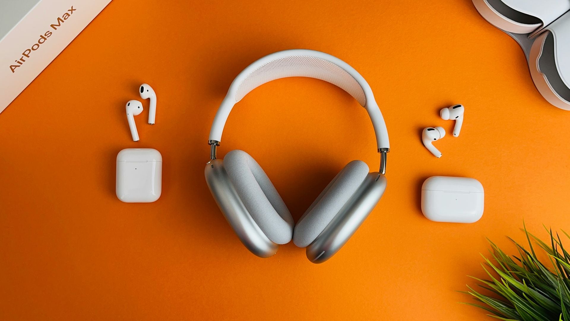 AirPods en un fondo naranja