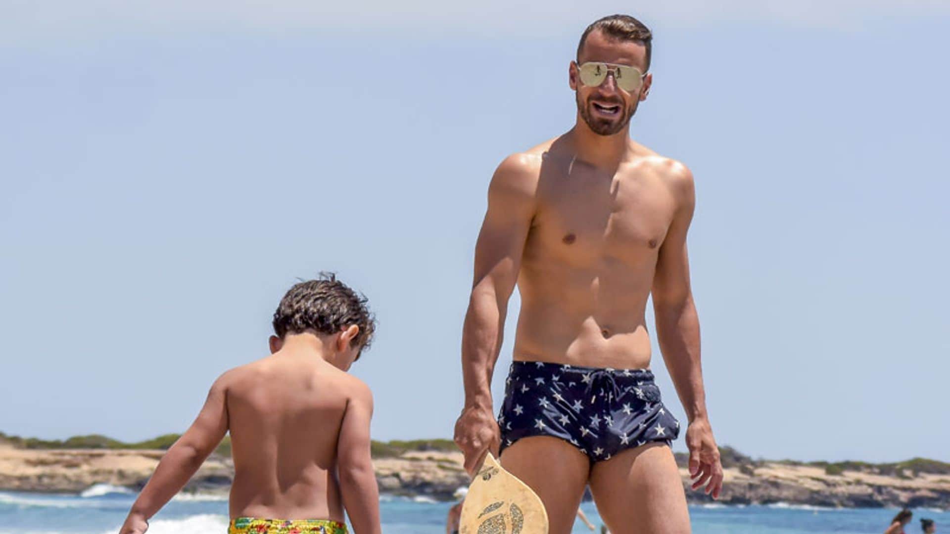El futbolista Roberto Soldado, todo un padrazo en las playas de Ibiza