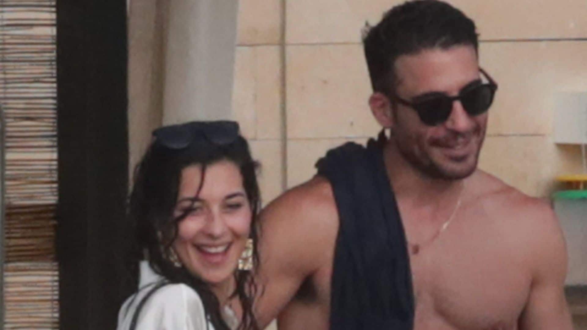 Miguel Ángel Silvestre, el cuerpo del verano en la mejor compañía