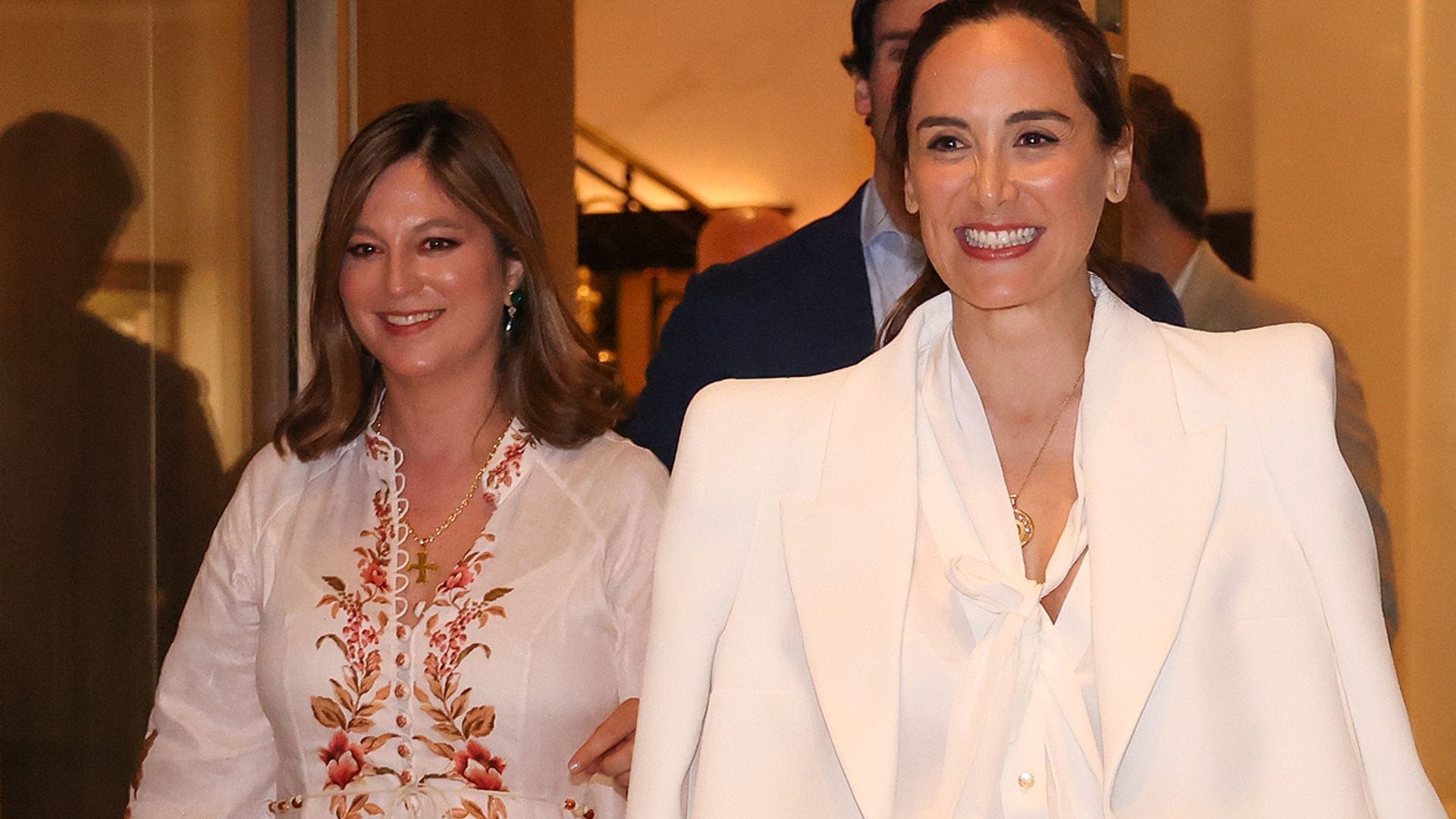 El look elegante y bohemio de Chábeli Iglesias con un vestido de flores y mangas 'puffy'