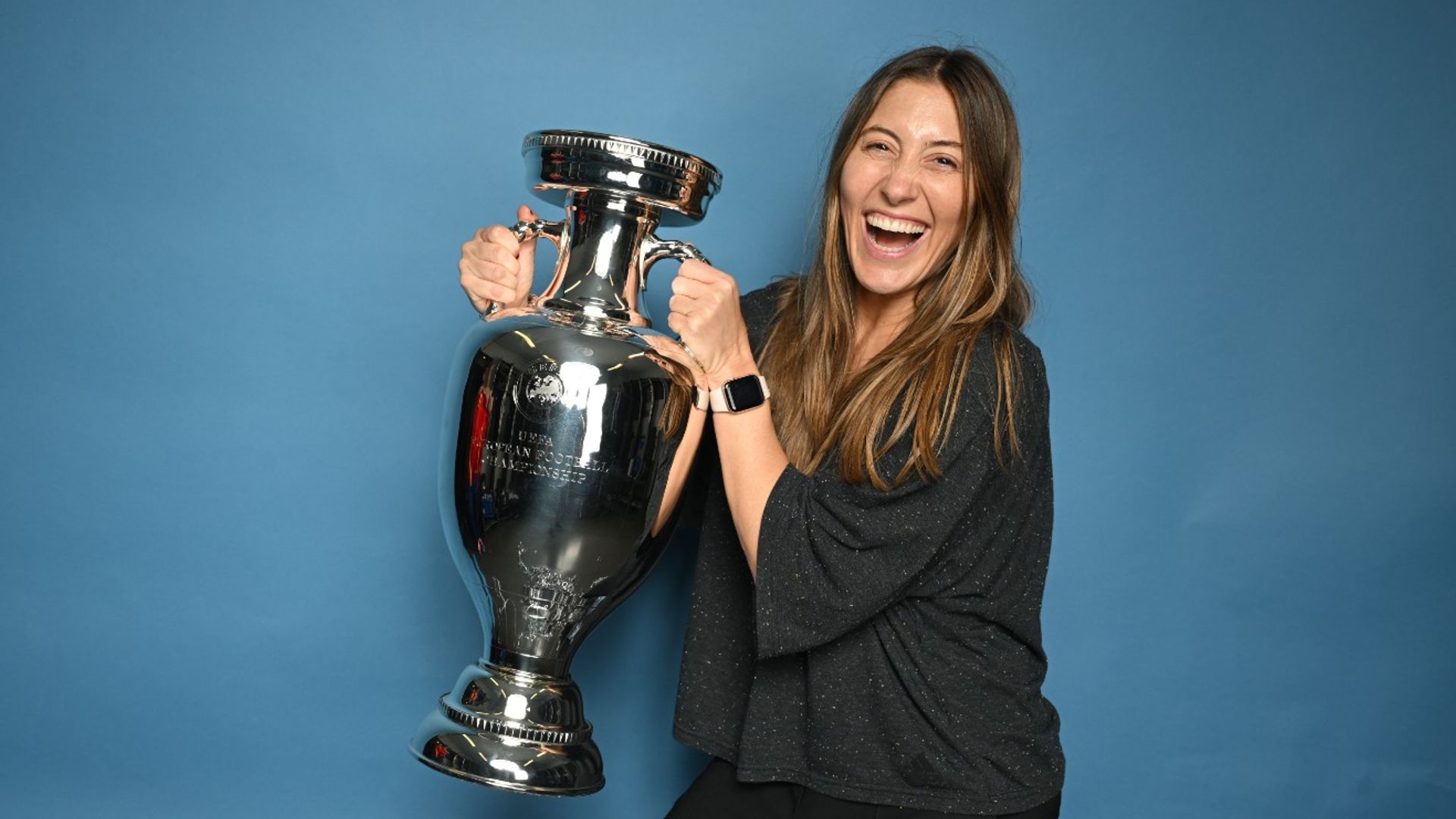 La nutricionista con el trofeo de la Eurocopa, ganada por España en 2024 de la que fue partícipe trabajando mano a mano con el equipo