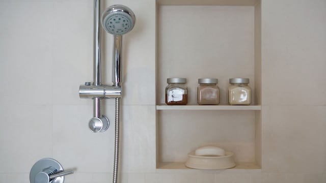 Un ducha con varios botes y jabón