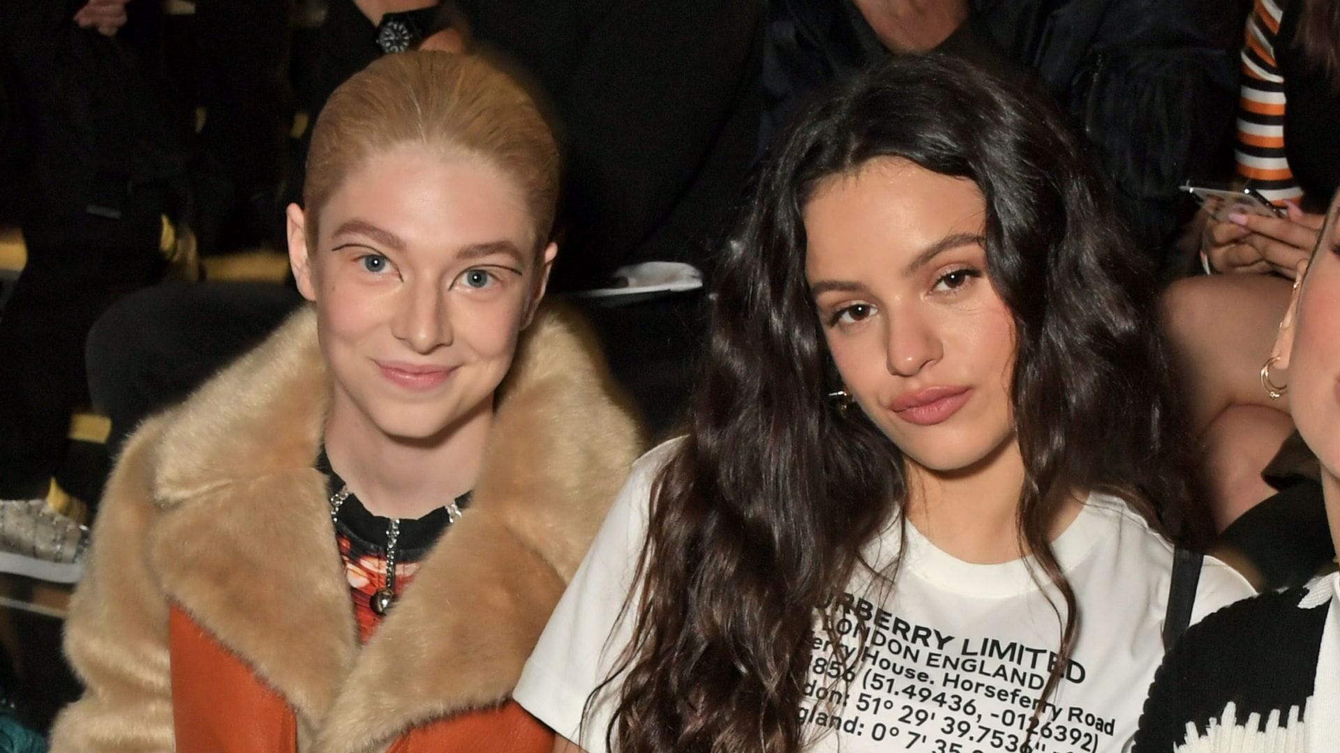 Hunter Schafer y Rosalia en el desfile de Burberry en Londres en 2019