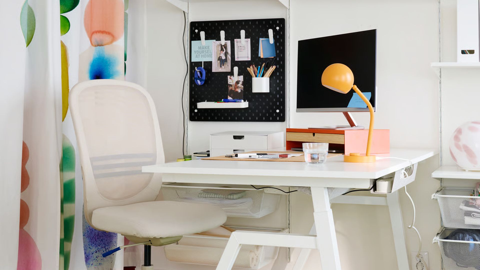 Escritorio juvenil en blanco y con colores de IKEA.