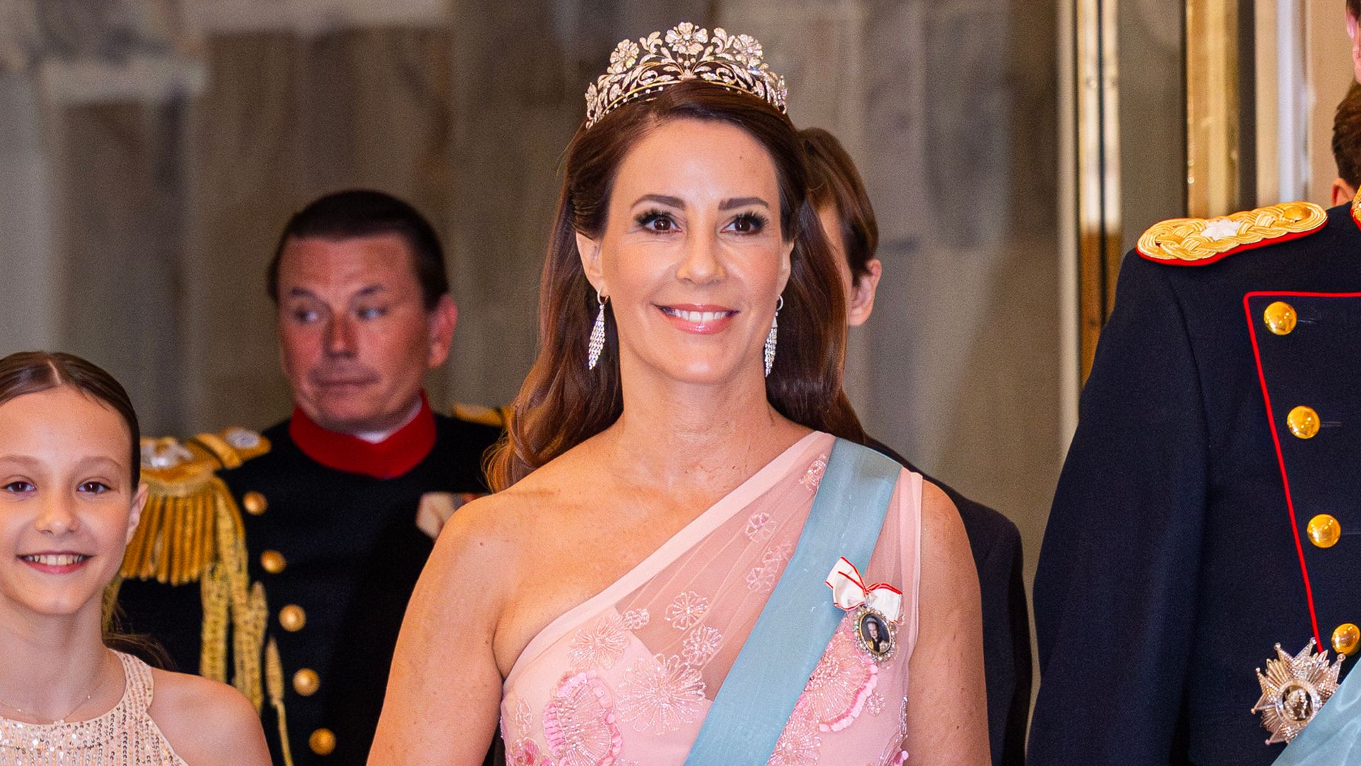 El estilo inalterable de Marie de Dinamarca: la princesa que ama el rosa y (casi) nunca cambia de tiara