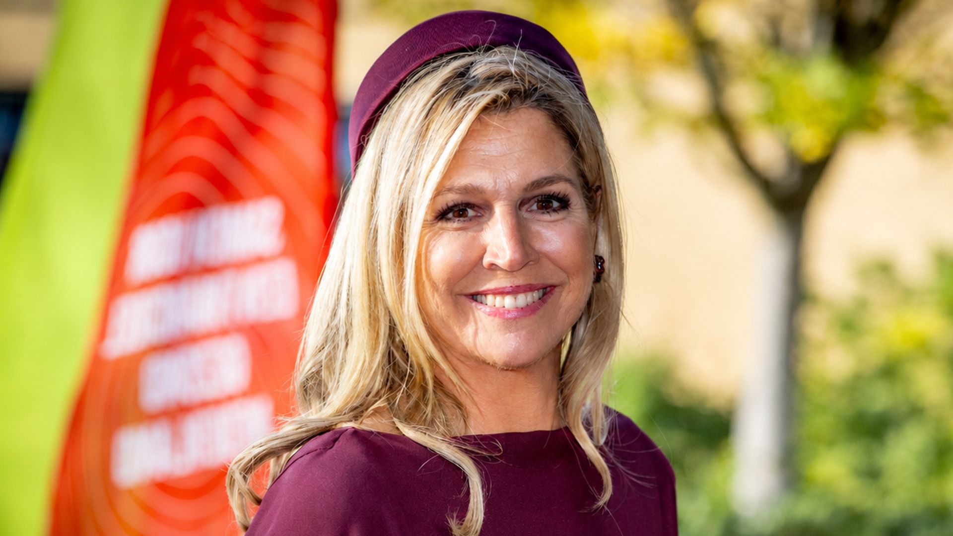 Máxima de Holanda, pura sofisticación con un vestido que marca la cintura y unos tacones 'reales'