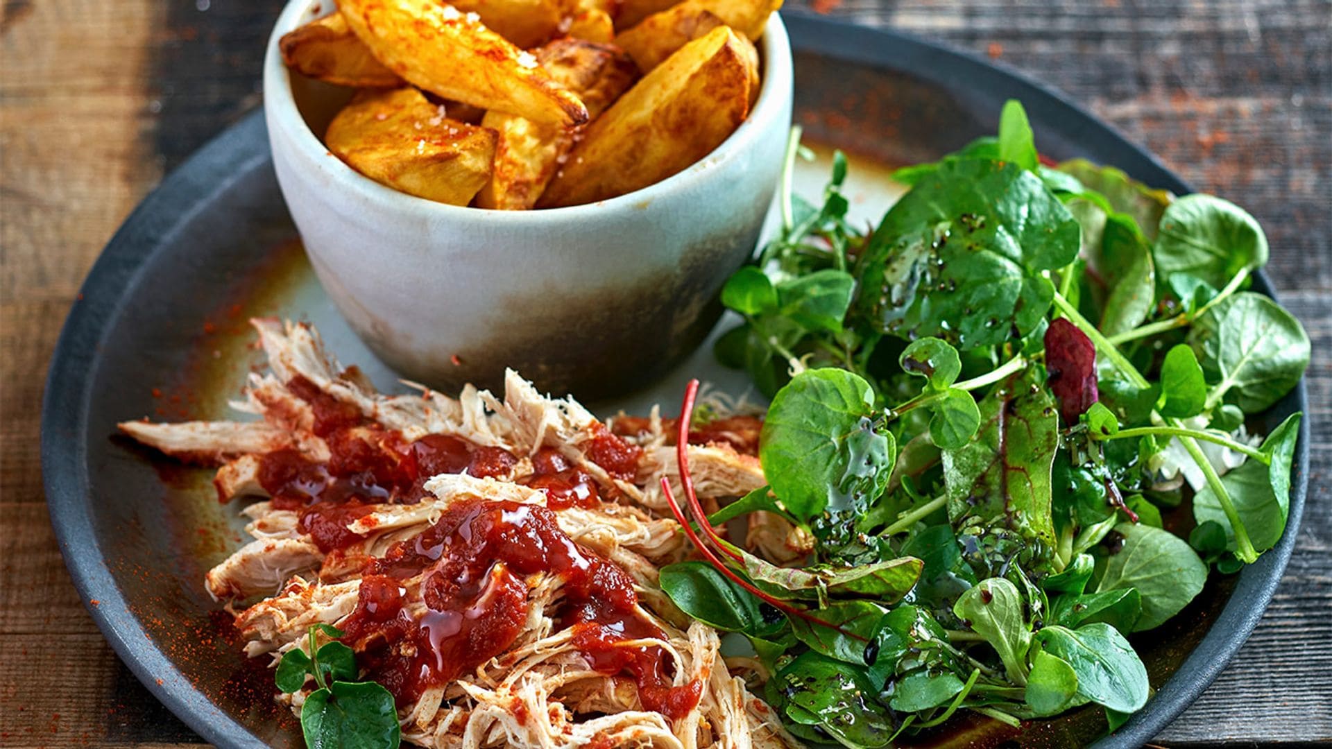 'Pulled chicken' con patatas gajos y ensalada