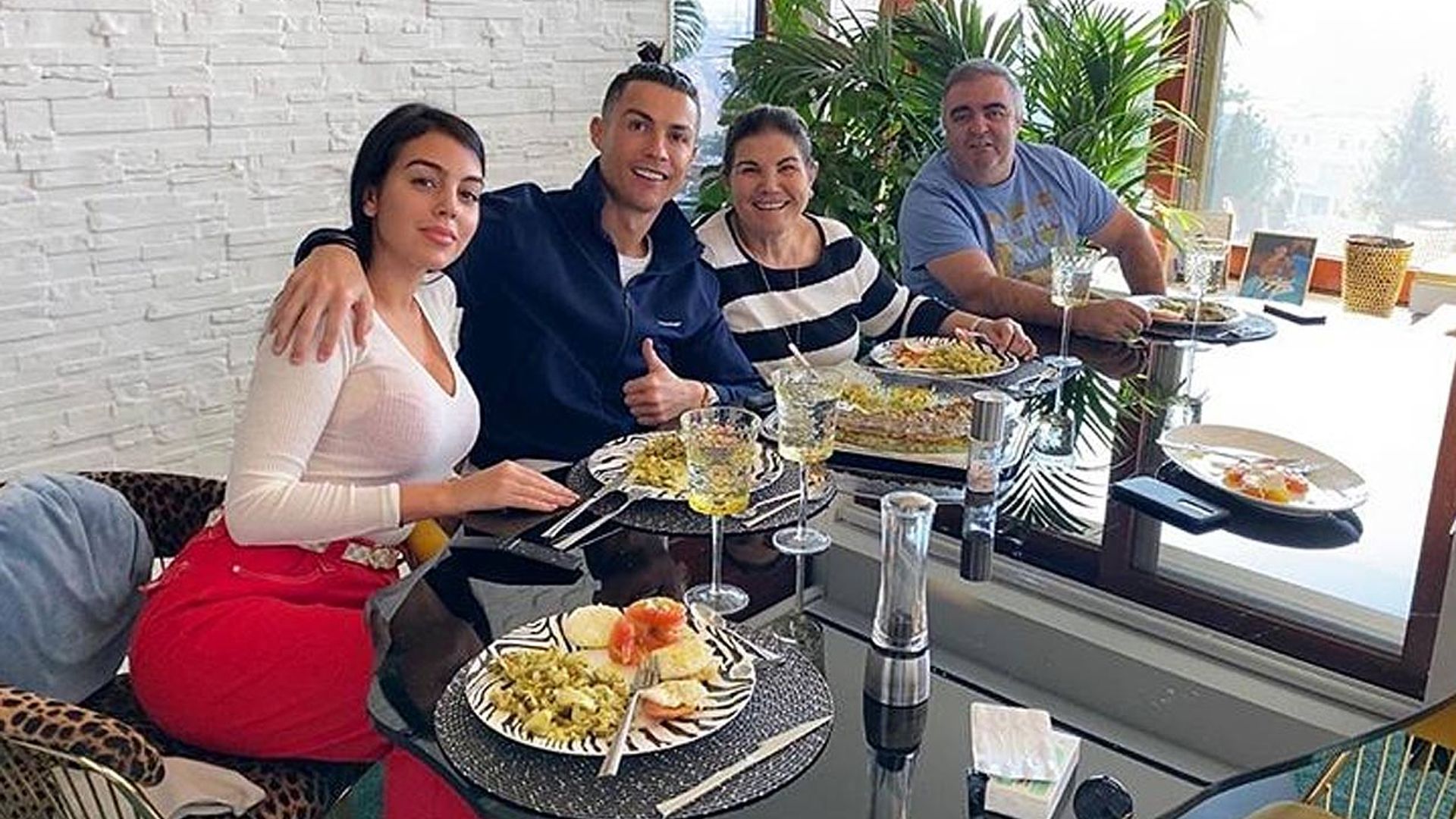 Una 'masterclass' de cocina y juegos con los niños, Georgina Rodríguez disfruta de la visita de su suegra