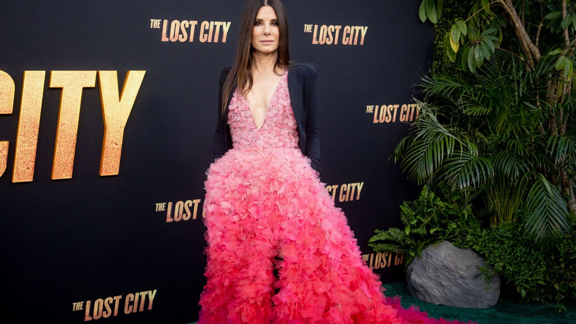 Sandra Bullock impacta con un vestidazo de alta costura... ¡y botas infinitas de cuero!