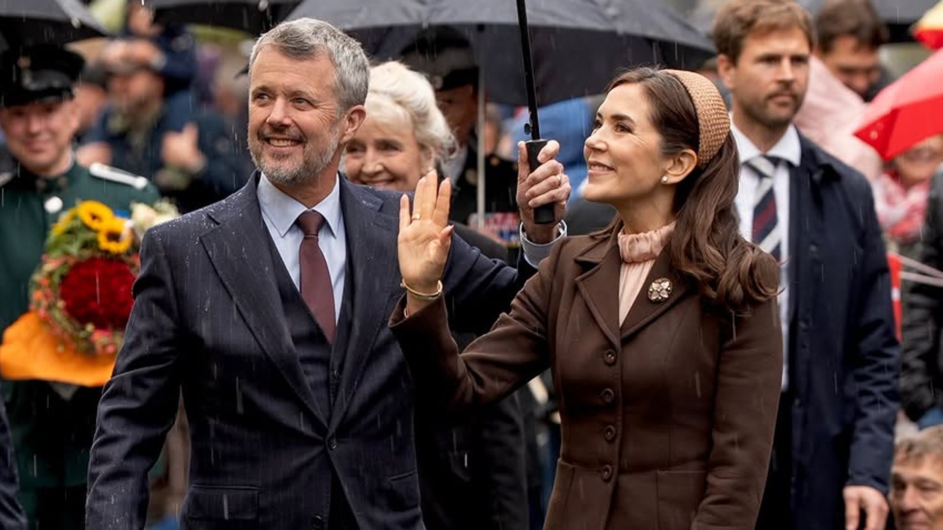 Mary de Dinamarca y el rey Federico X visitan la ciudad de Skive para celebrar su 700 aniversario.