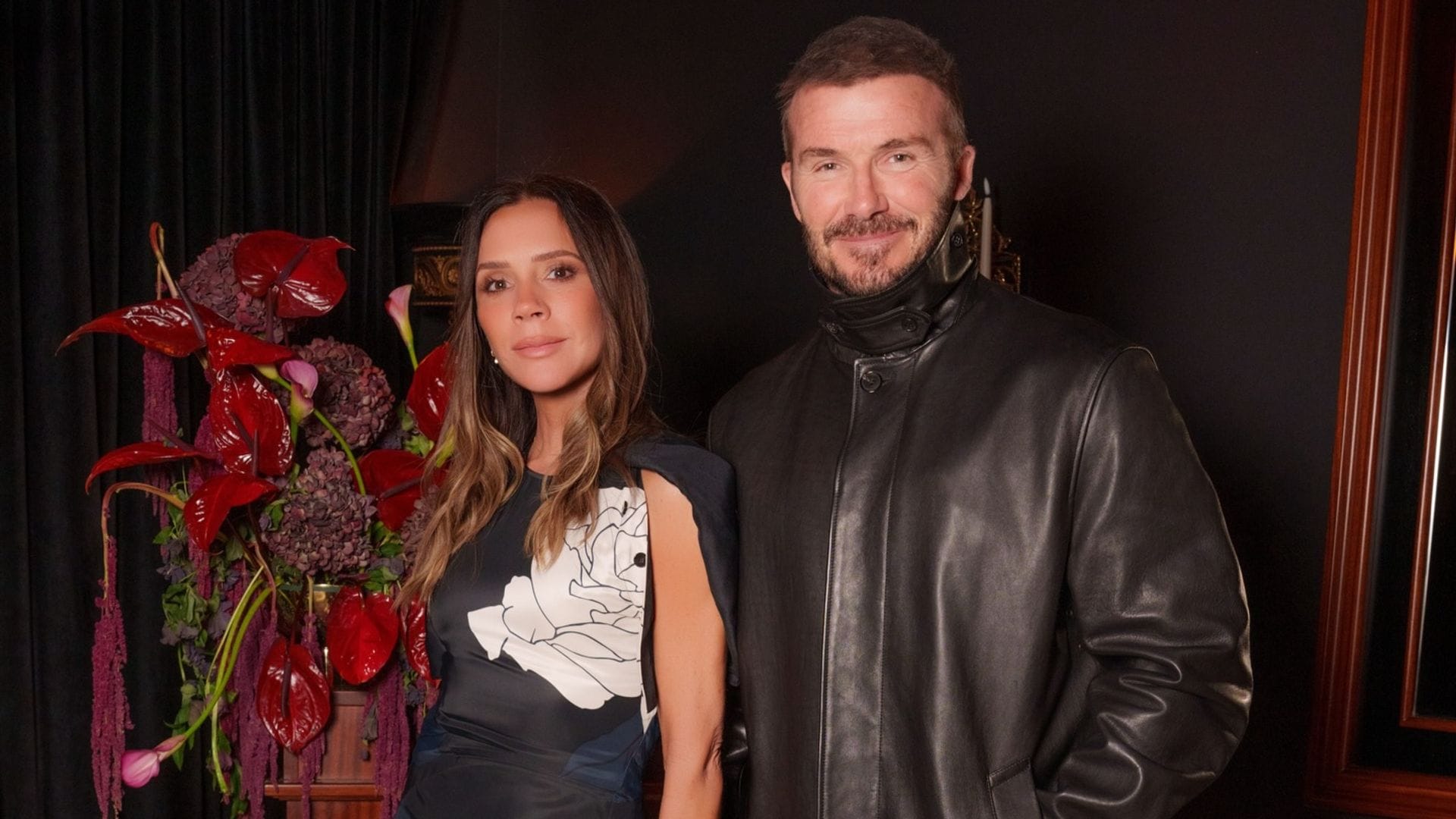 Victoria Beckham y David en la fiesta navideña de Victoria Beckham Beauty en Nueva York