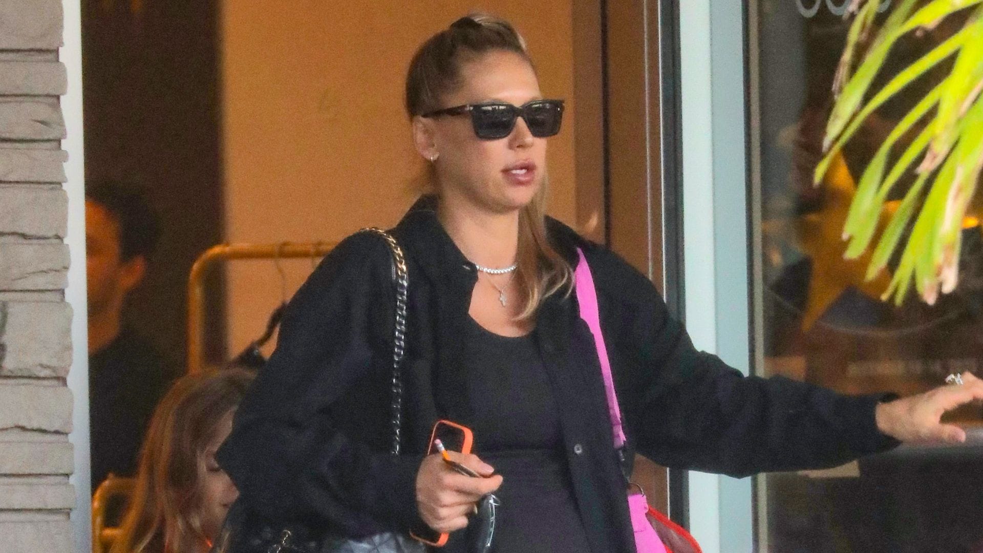 Anna Kournikova muestra su avanzado embarazo mientras sale de compras con su hija Lucy.
