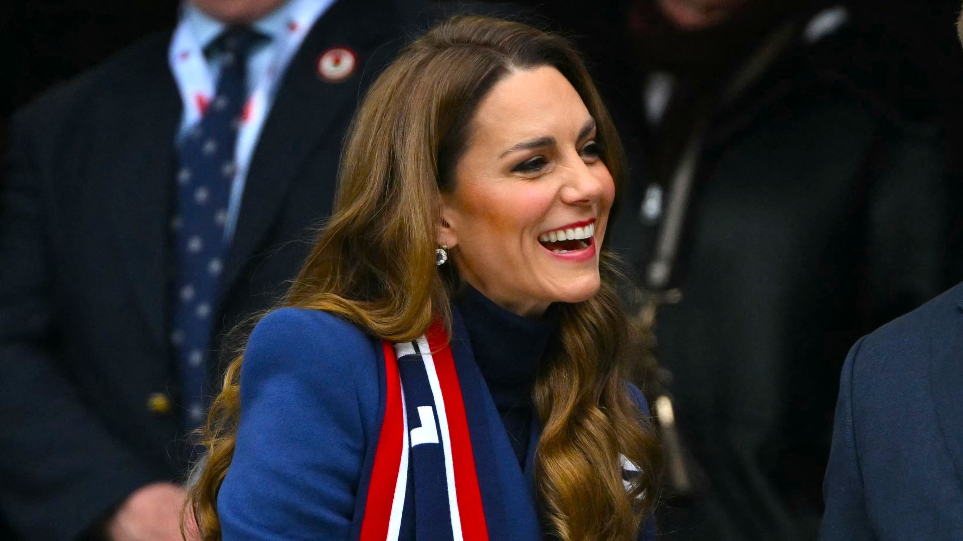 Kate Middleton rompe la regla del azul y negro en el rugby con uno de sus abrigos favoritos y un bolso con guiño español