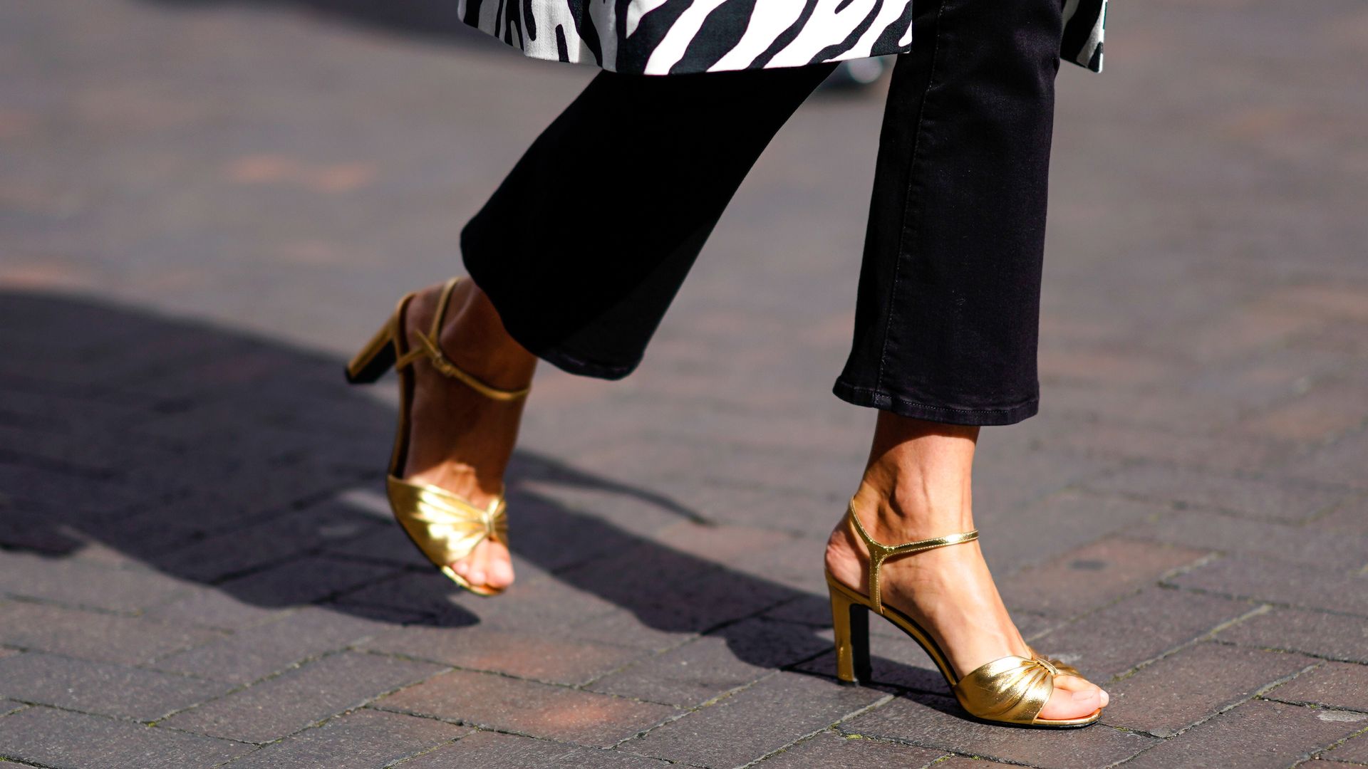 Aterrizan en Zara las sandalias doradas que estrenarás en primavera y no te quitarás hasta que pase el verano