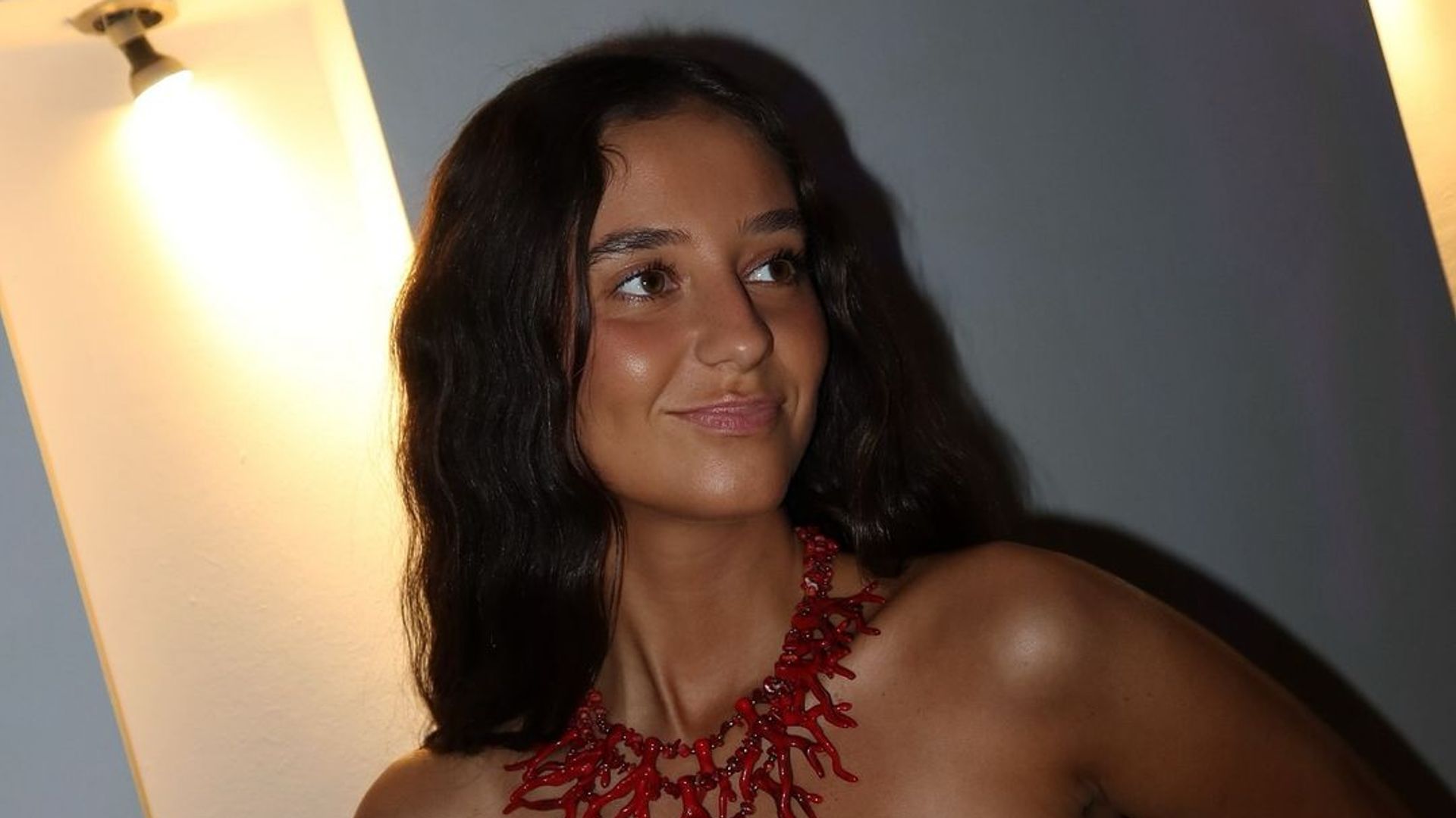 Victoria de Marichalar estrena un corsé estampado con el collar de corales que adoran las 'influencers'
