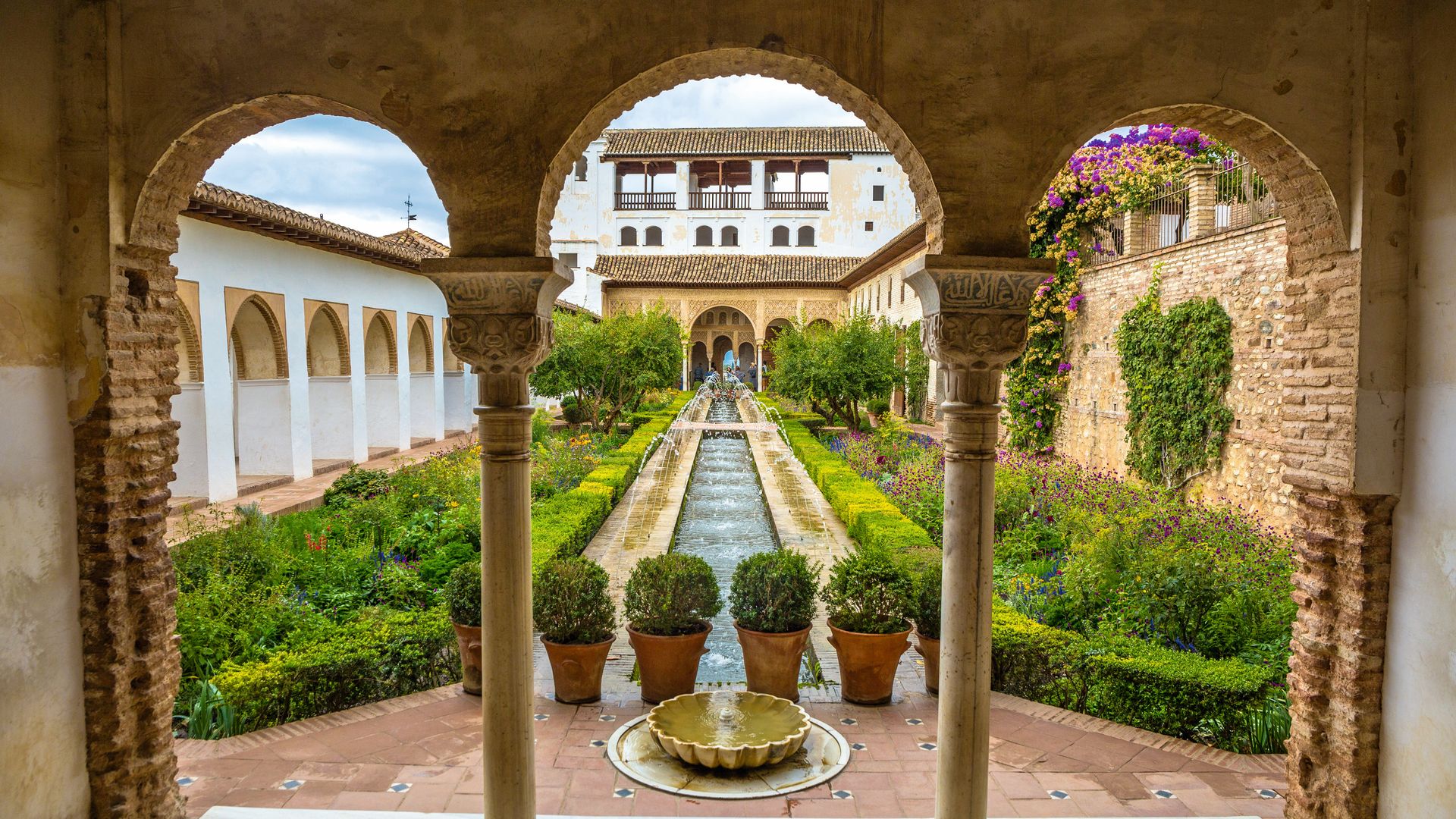 Visitamos La Alhambra de la mano del arquitecto Juan Domingo Santos: "No hay lugares capaces de transmitir tanta espiritualidad, serenidad y placer, a la vez que solemnidad y poder"