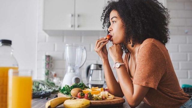 mujer desayuno frutas