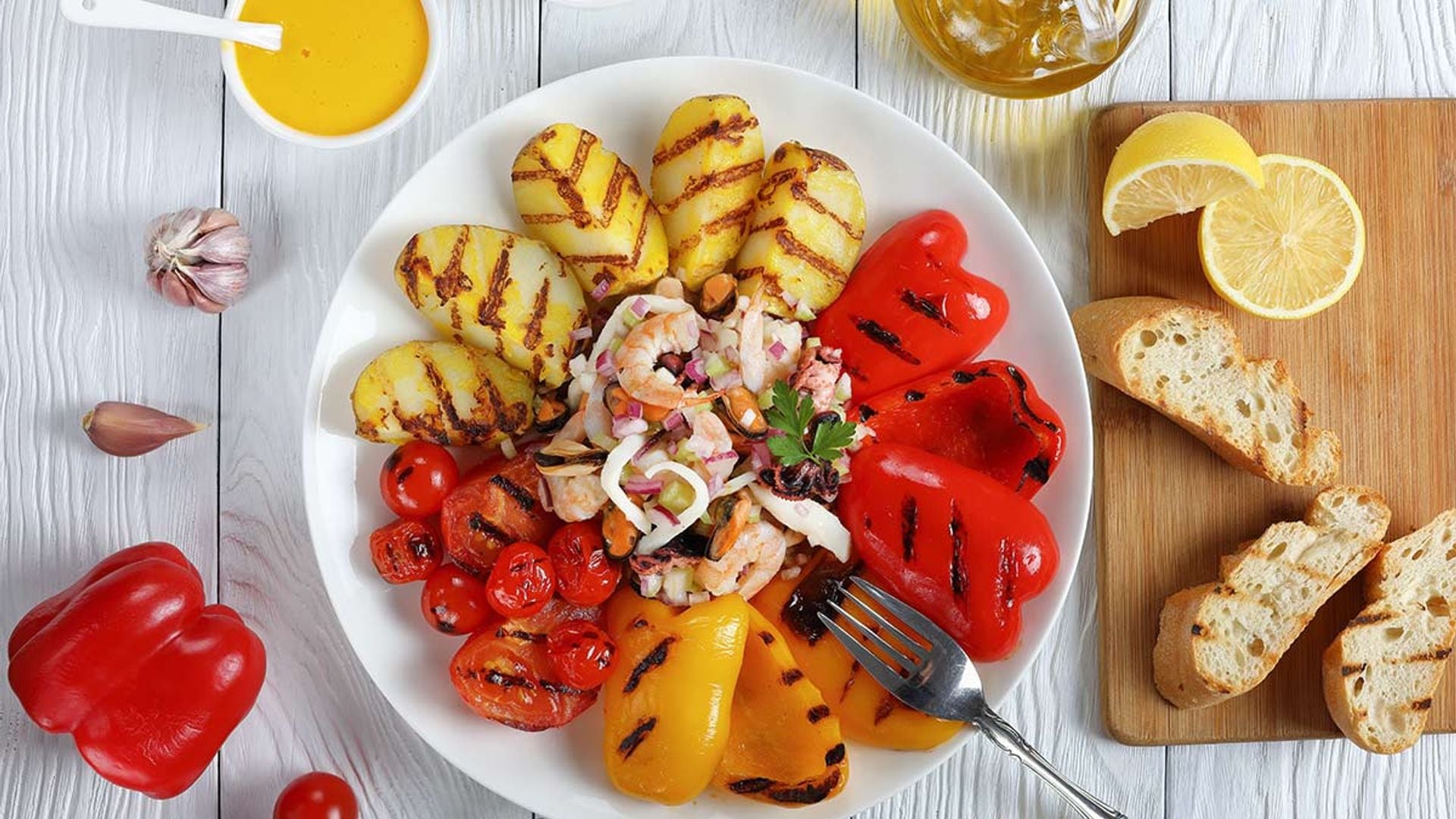 Ensalada de verduras a la parrilla y marisco con salsa 'rouille'