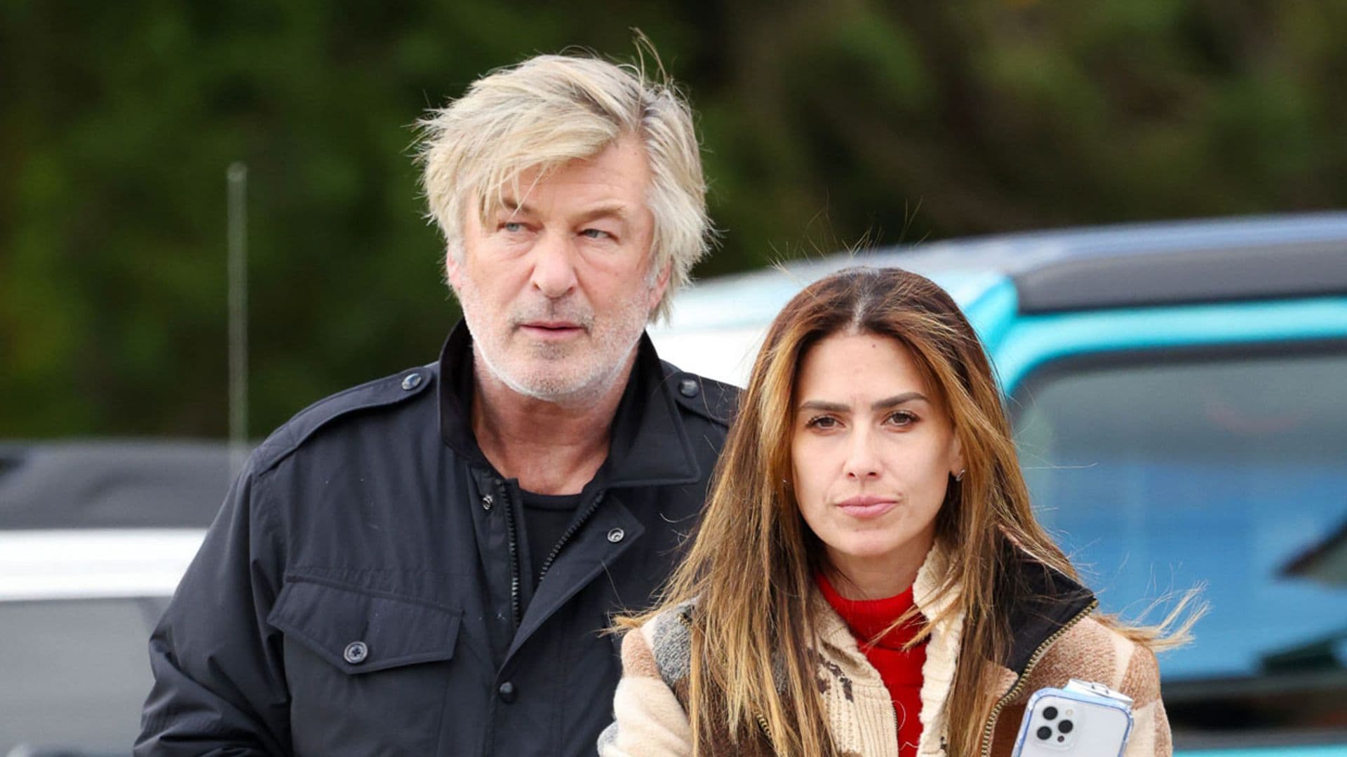 ¿Cómo ha cambiado la vida de Alec Baldwin un año después del trágico accidente donde mató a una mujer accidentalmente?