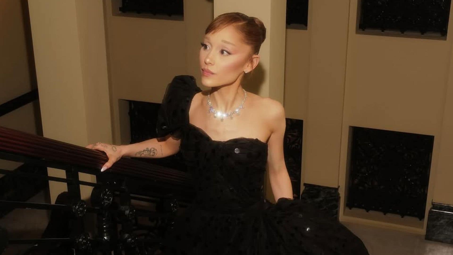 La mejor conexión de Ariana Grande con 'El mago de Oz' está en este vestidazo negro de 1952