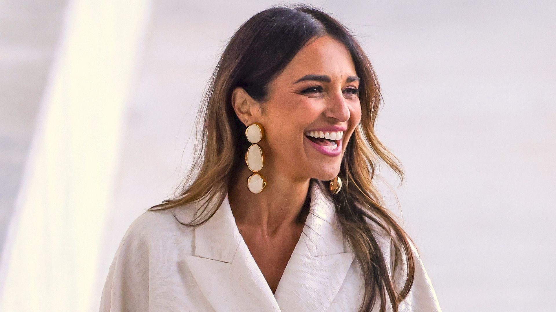 Paula Echevarría con traje blanco en la graduación de su hija Daniela.