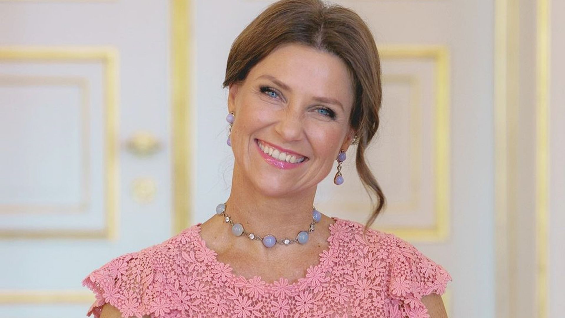 Marta Luisa de Noruega posa feliz y más guapa que nunca para celebrar su 50º cumpleaños