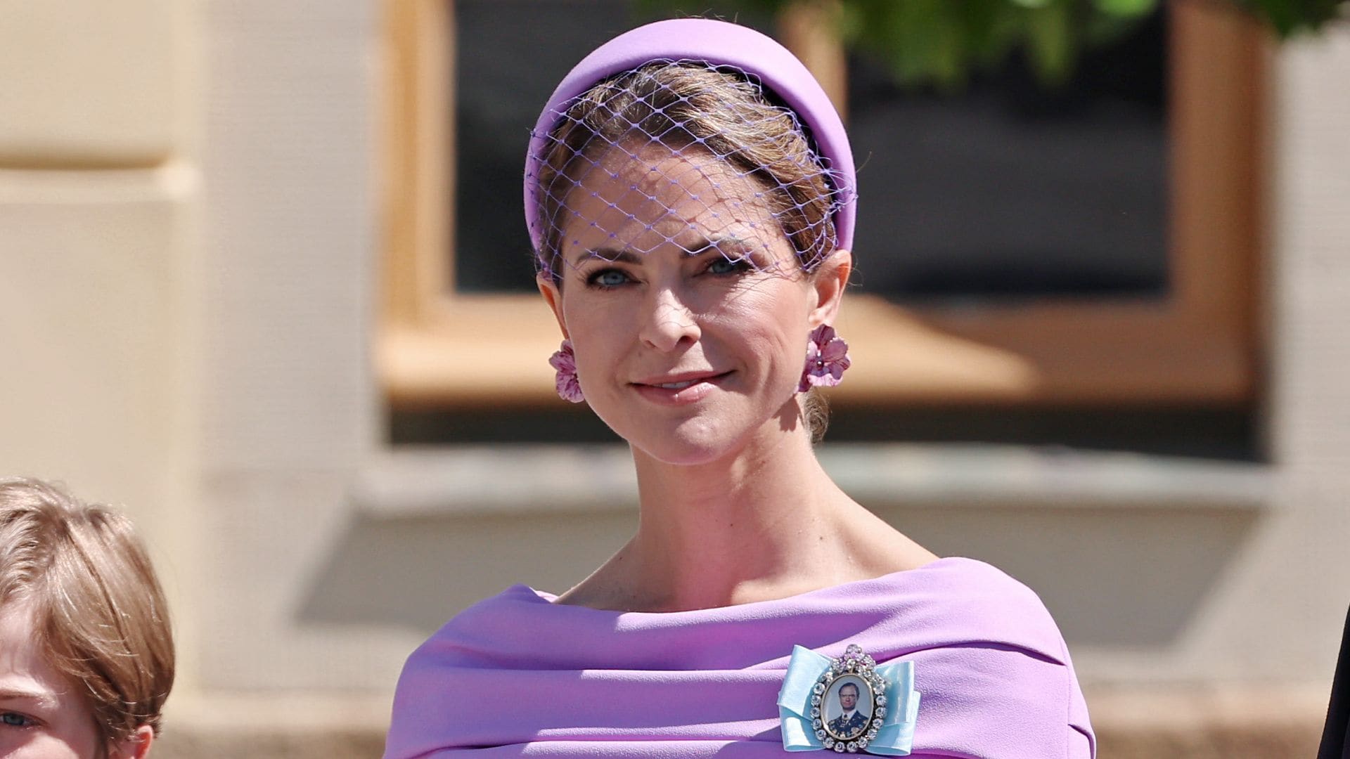 Magdalena y Victoria de Suecia: dos looks de invitada muy diferentes pero un mismo bolso