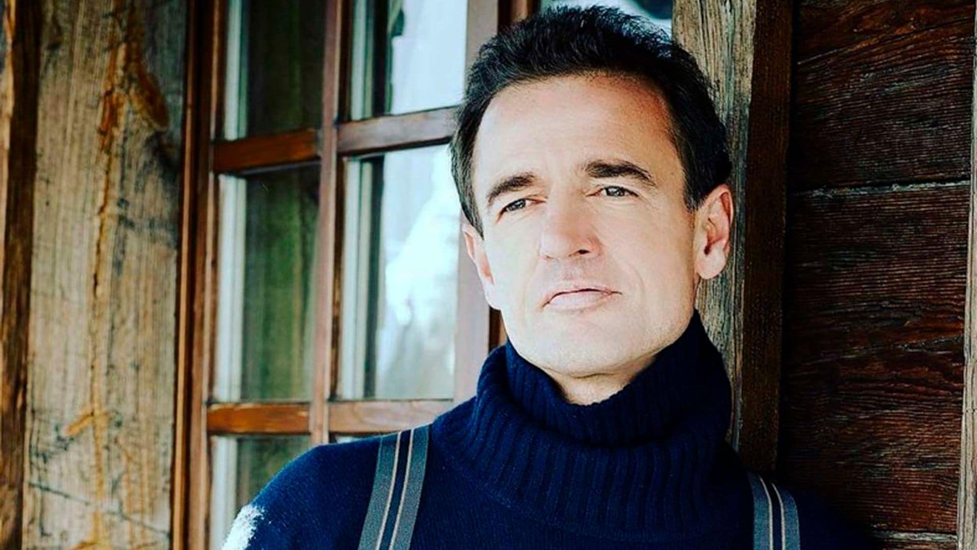Alessandro Lequio muestra la única imagen que guarda de sus tres hijos juntos