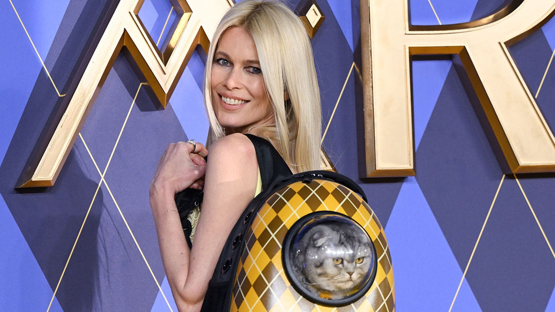 Claudia Schiffer y el curioso acompañante con el que acaparó todas las miradas: su gato Chip