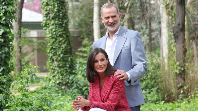 Plano medio de la Reina Letizia y Rey Felipe VI posando juntos para un retrato