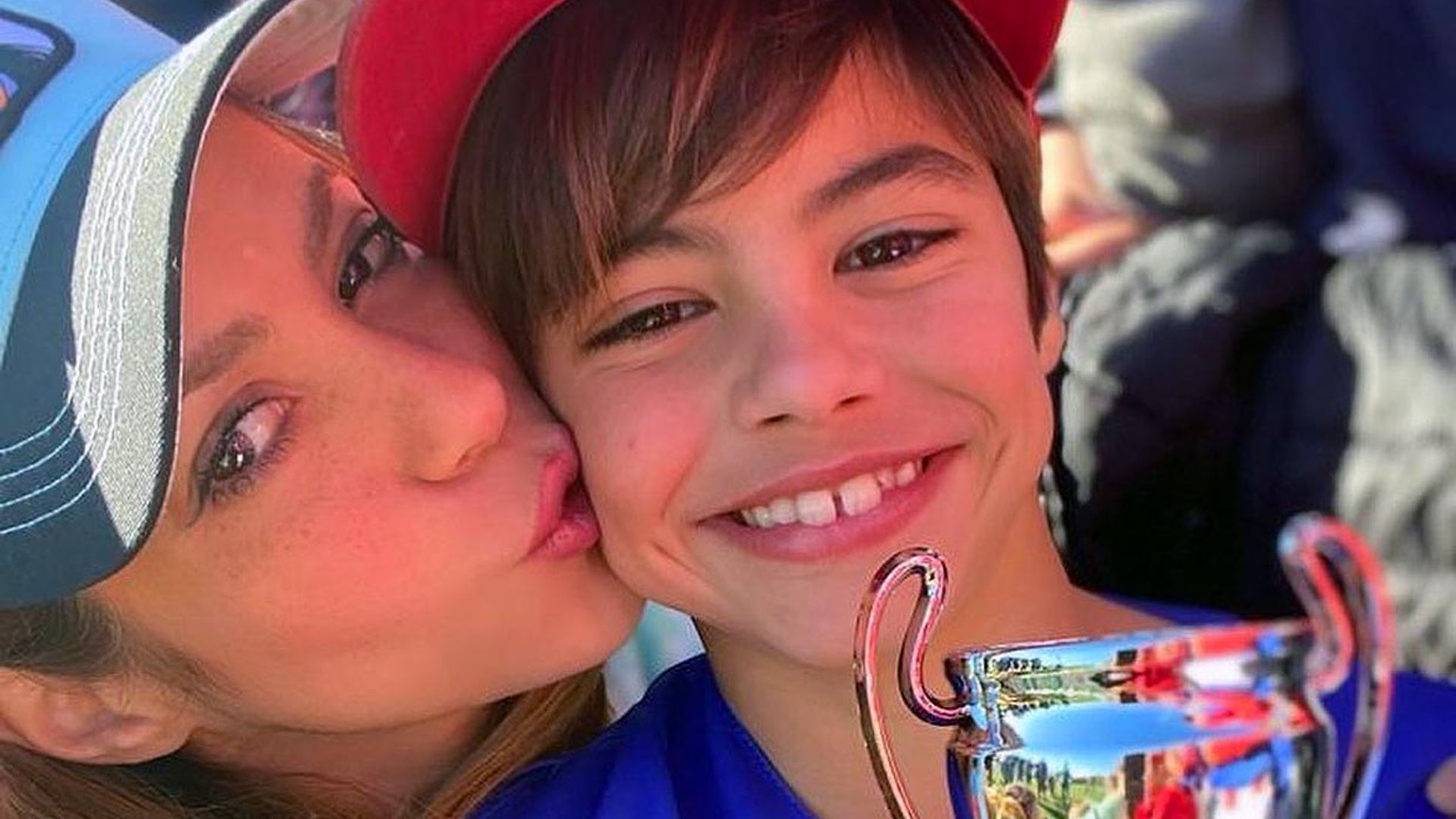 Shakira posa muy orgullosa con su hijo Milan, al que felicita tras su último éxito