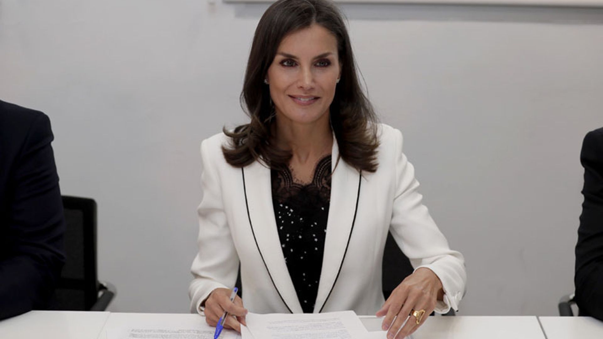 Doña Letizia impacta con su nuevo conjunto lencero de encaje y microestrellas