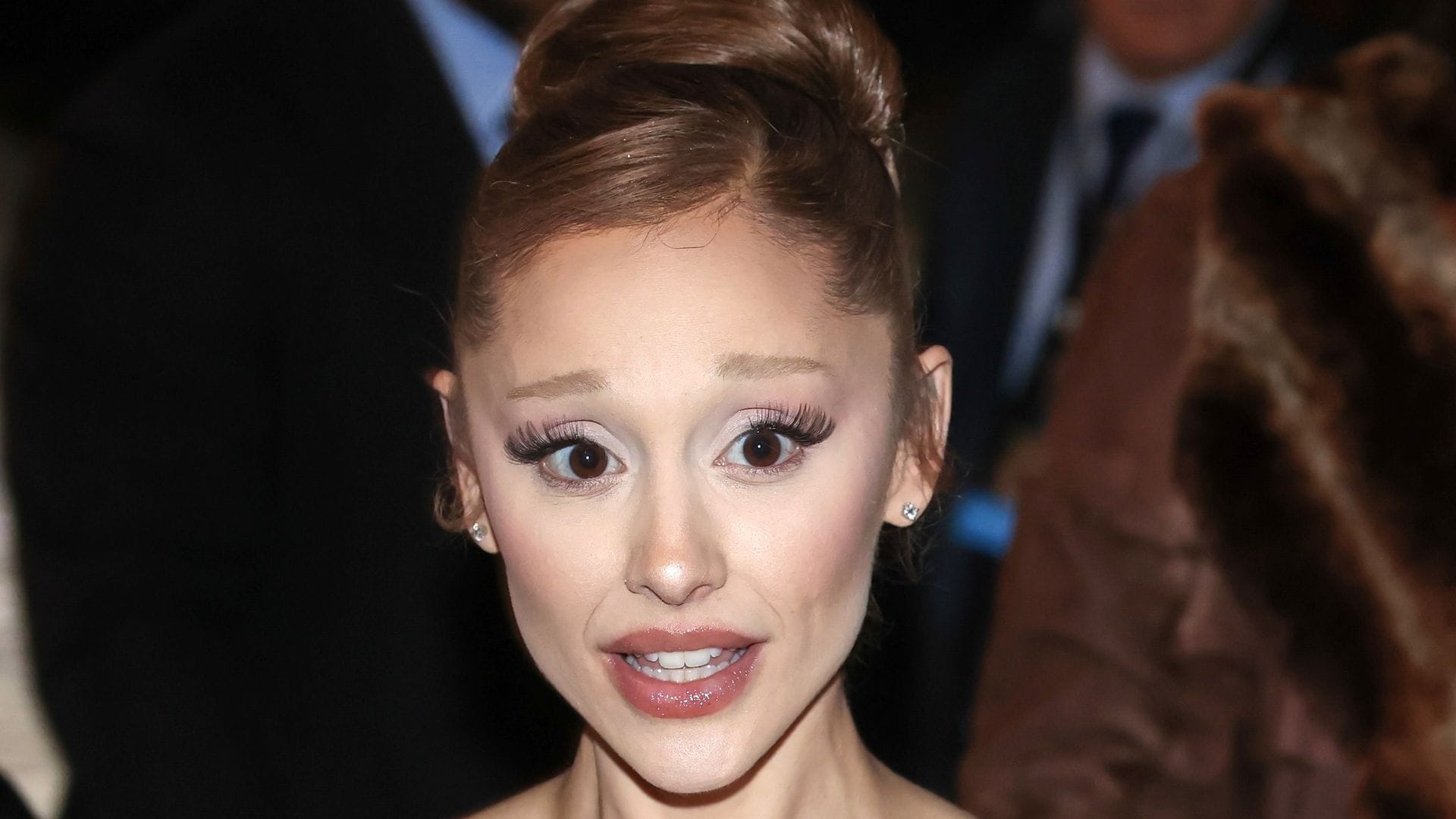 Ariana Grande vuelve a su pelo castaño.