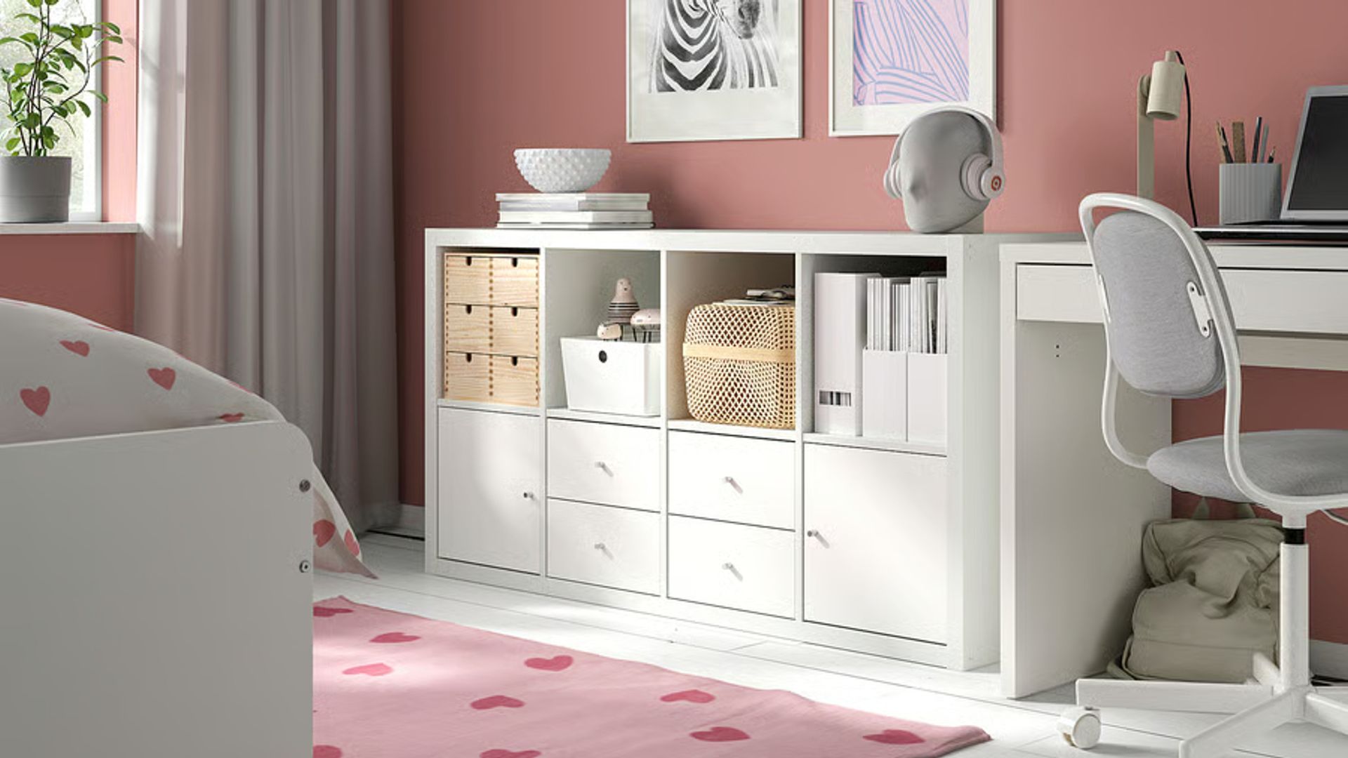 Habitación en rosa con muebles de IKEA.