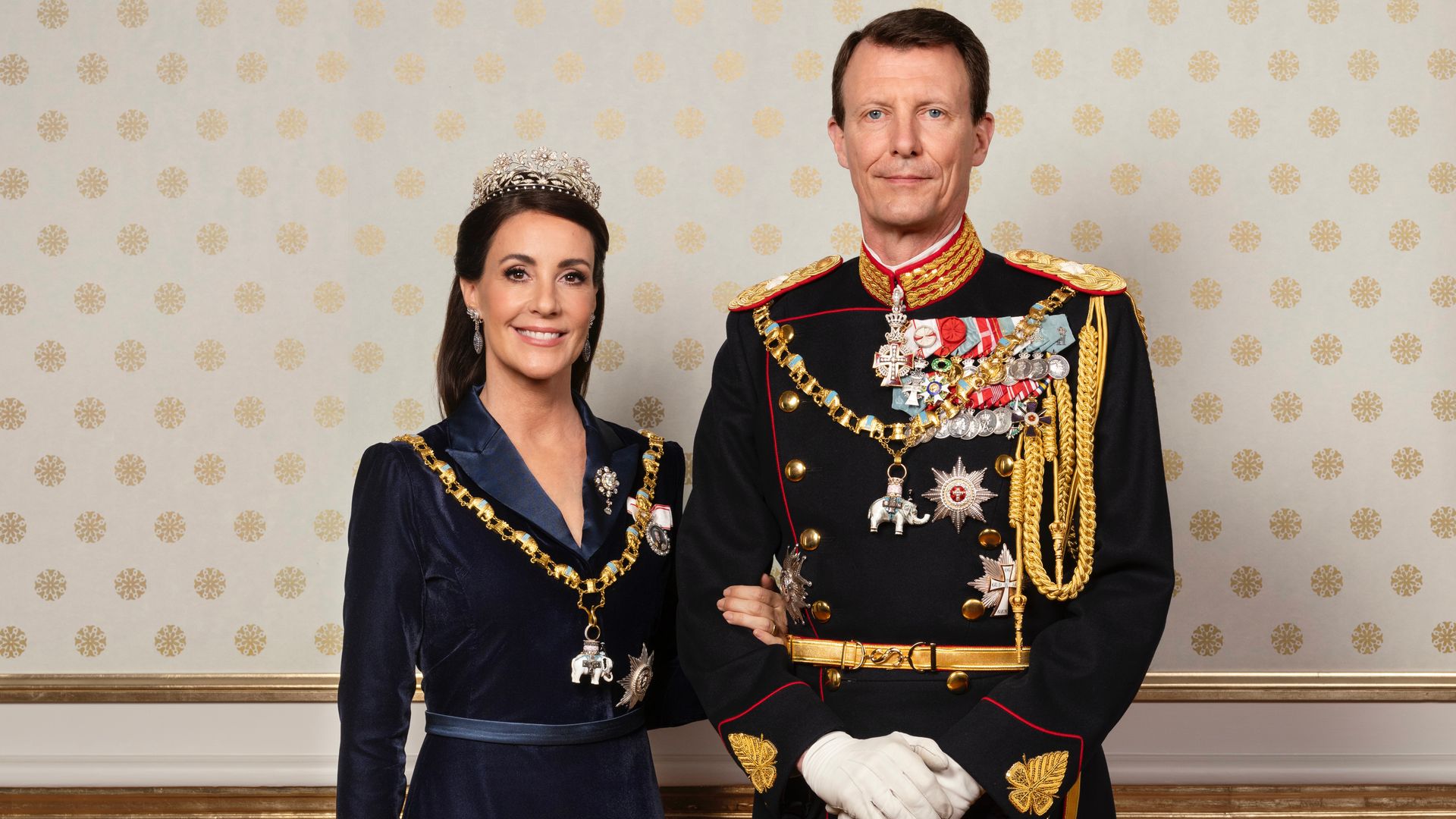 Retrato oficial de los príncipes Joaquín y Marie distribuido en el primer año del reinado de Federico X