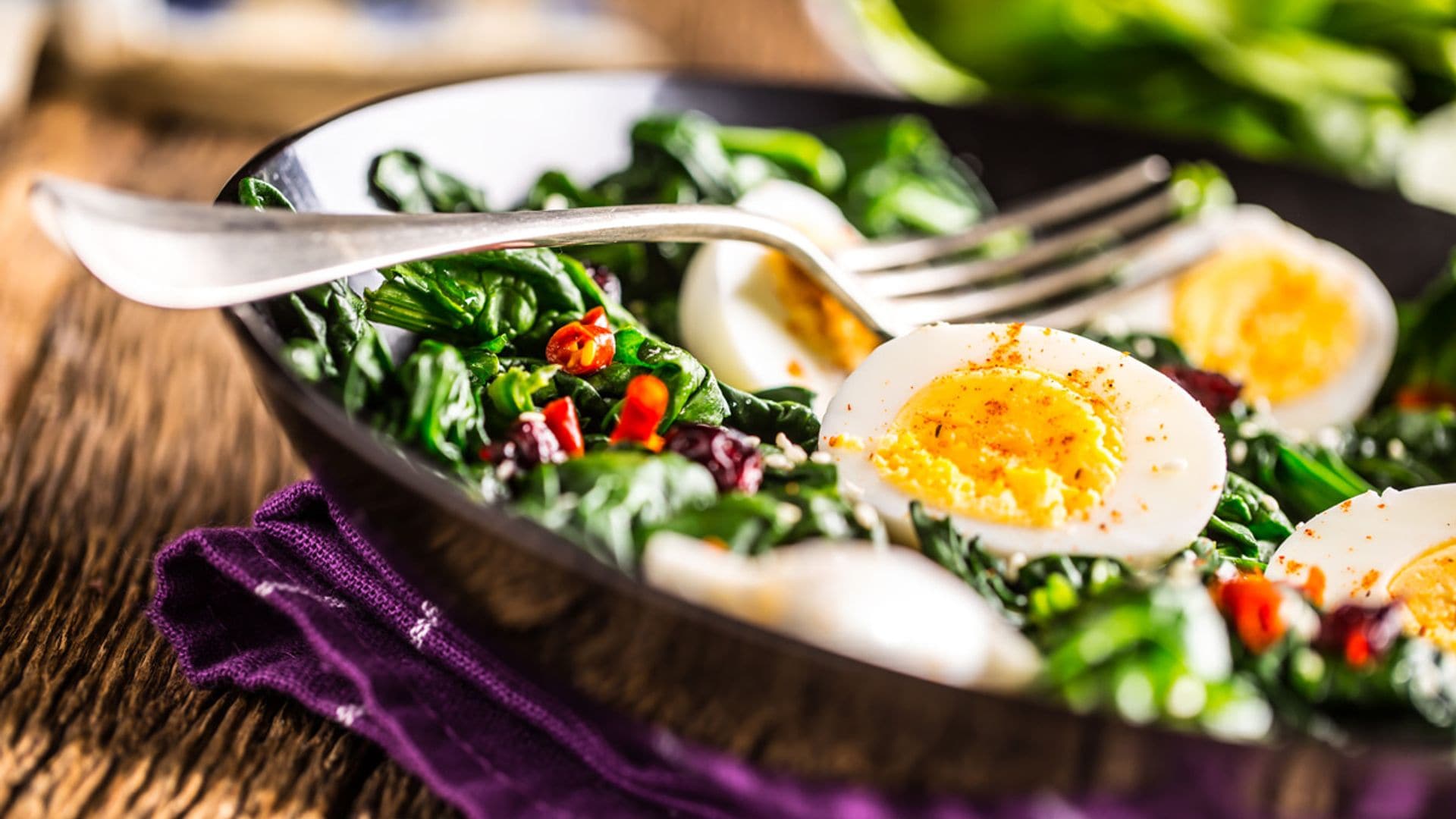 Espinacas y huevos con un toque picante