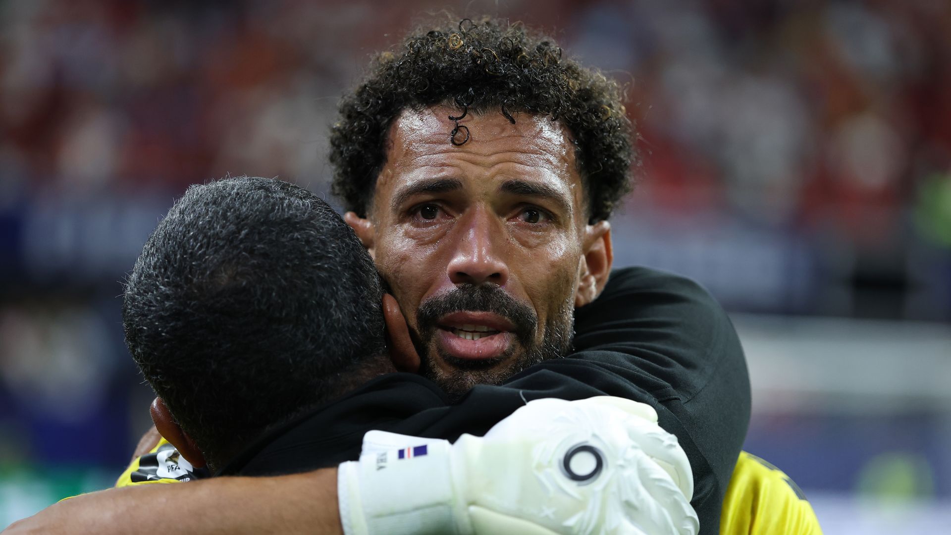 'Vozinha' abraza a uno de sus compañeros tras el 0-0 con España, del pasado 15 de junio.