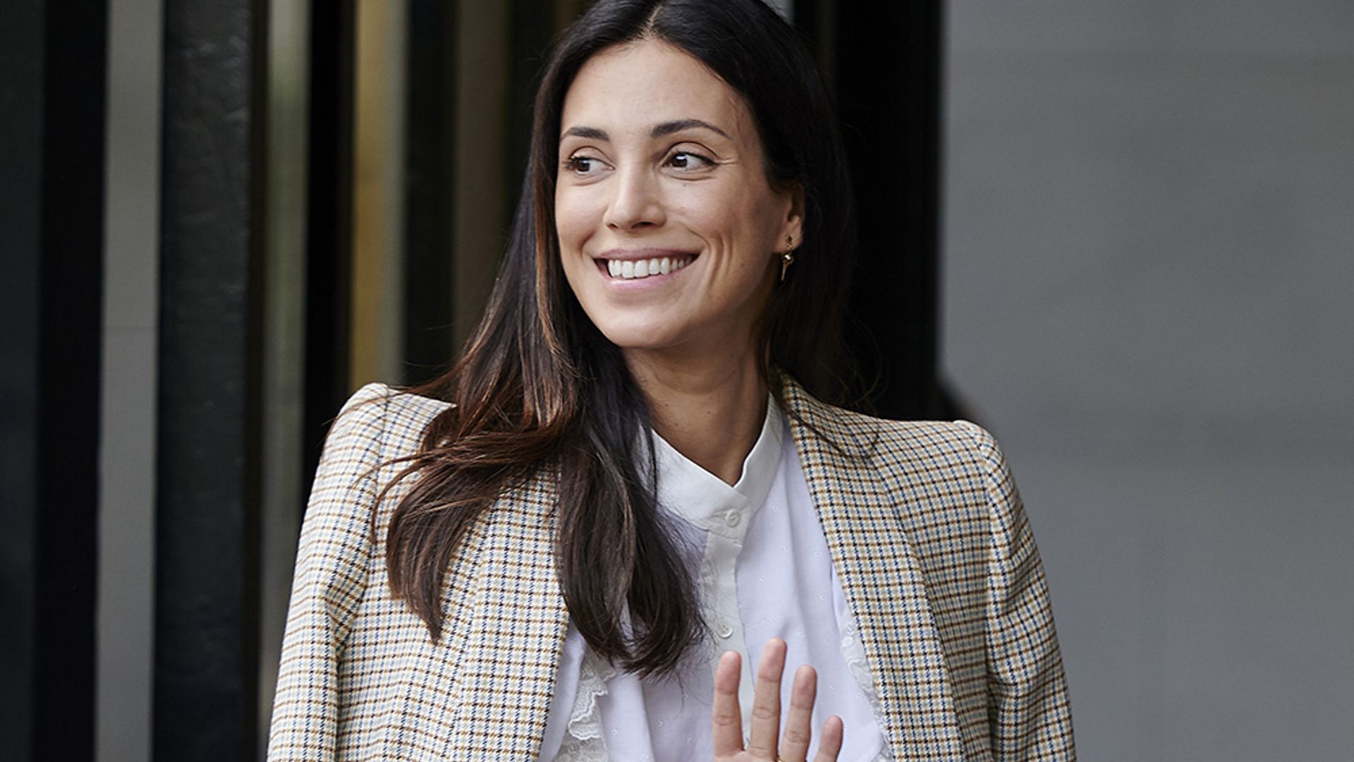 El truco de Sassa de Osma para combinar el pantalón de vestir con zapatillas y estar siempre elegante