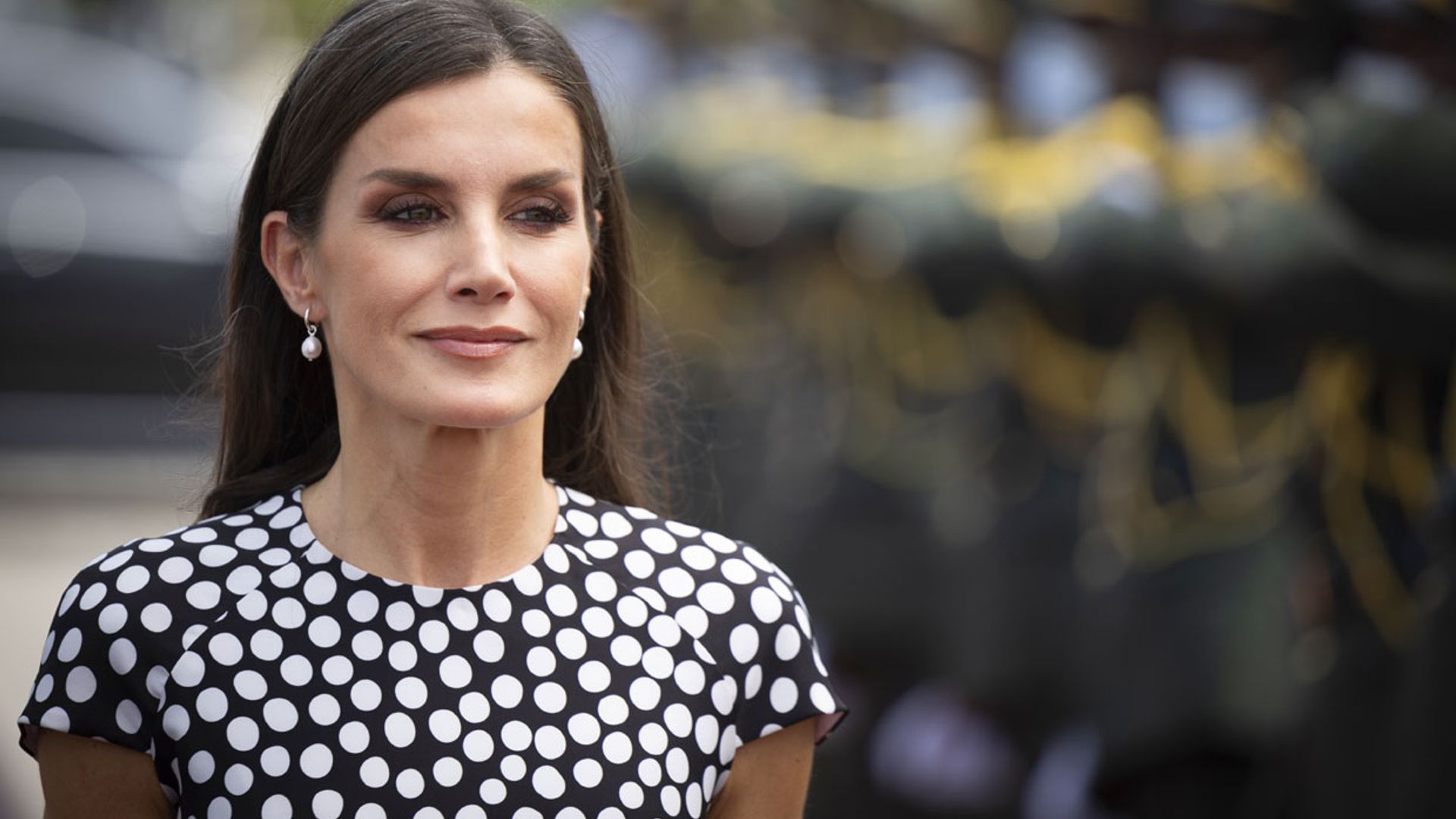 Todos los looks de la Reina en Angola: de moda española a pendientes misteriosos
