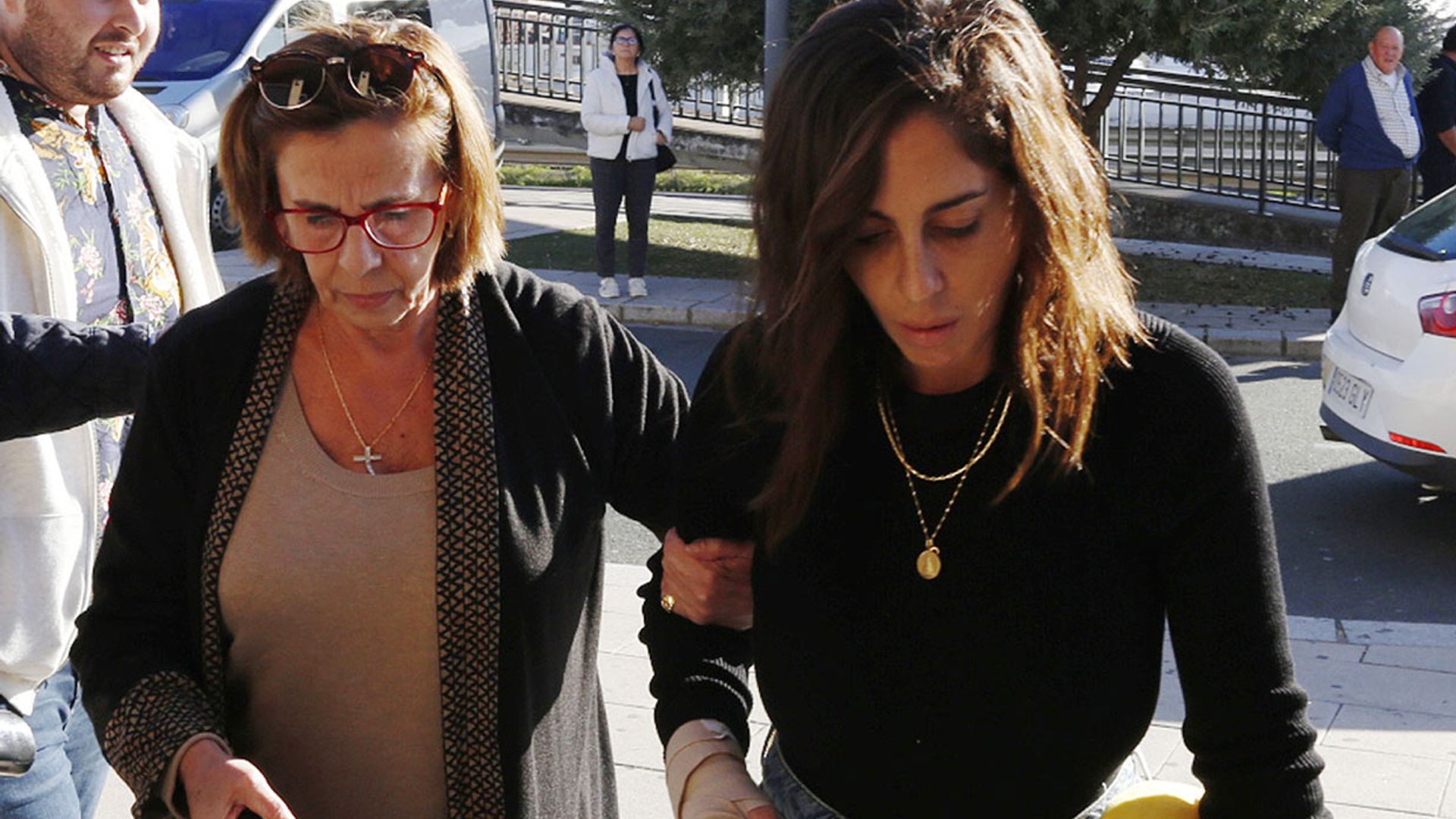 Anabel Pantoja despide a su padre Bernardo con el apoyo de Kiko Rivera