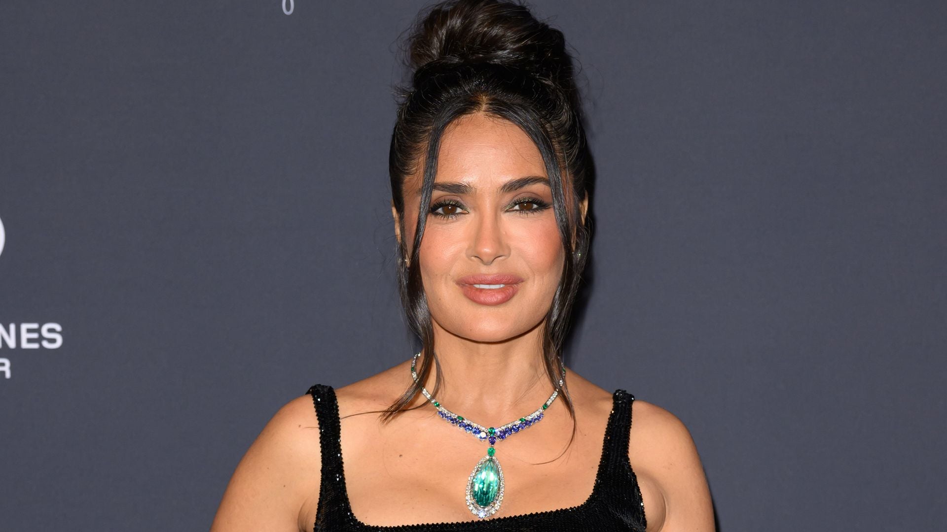 Salma Hayek arrasa en Cannes con un deslumbrante vestido de lentejuelas