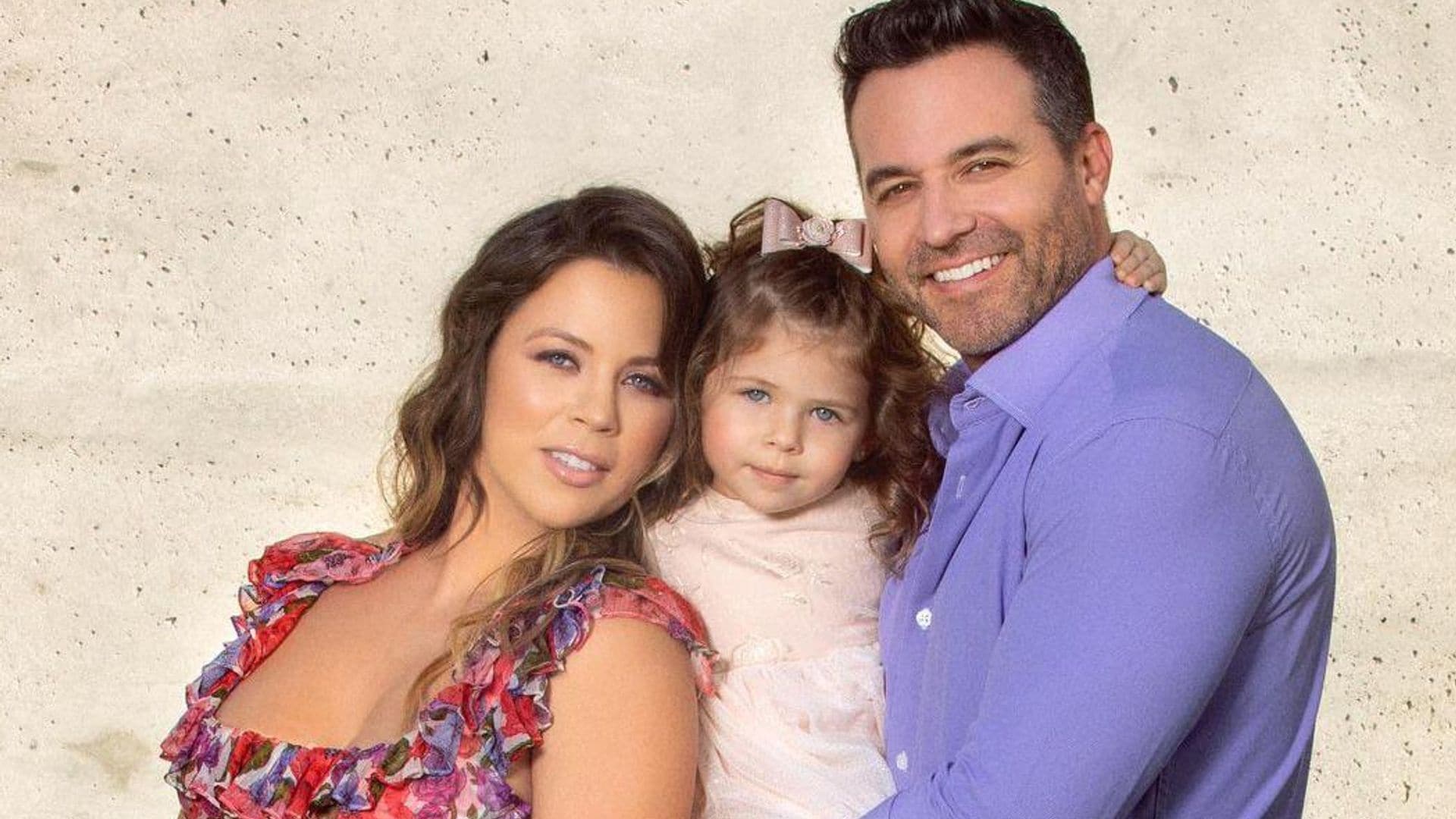 Luna, la hija de Ximena Duque, de lo más tierna en su primera clase de golf