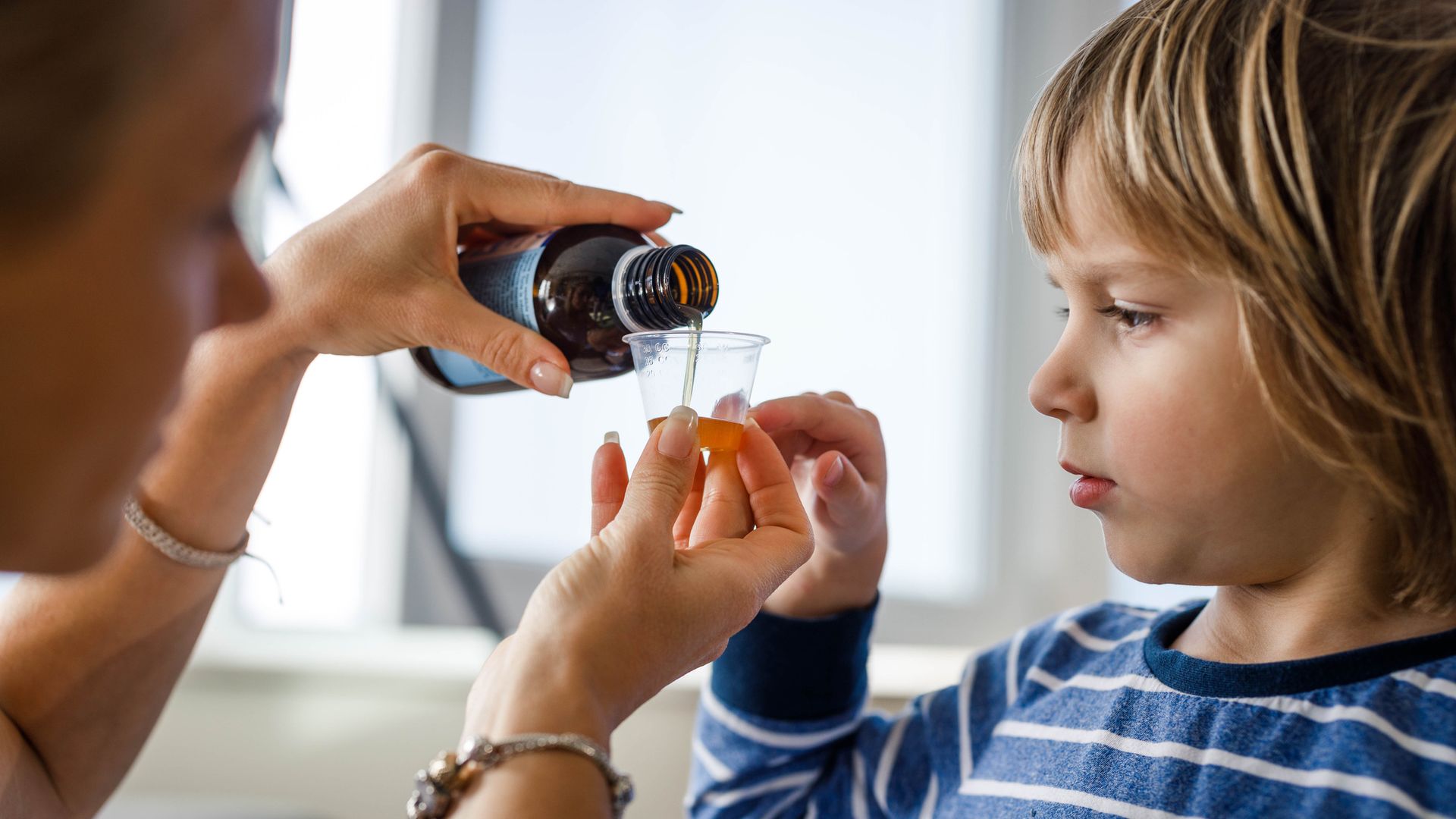 Madre da medicina a su hijo