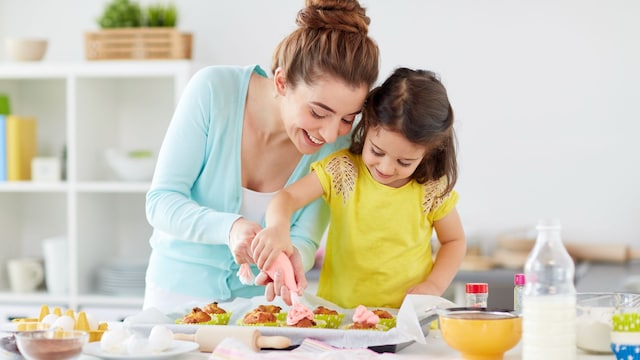 Madre e hija en la cocina