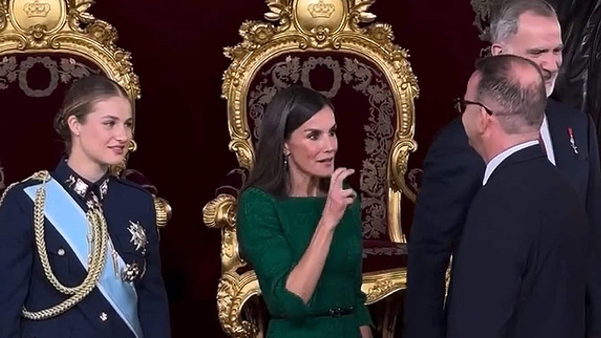 El aplaudido gesto de la reina Letizia hablando en lengua de signos: descubrimos lo que dijo