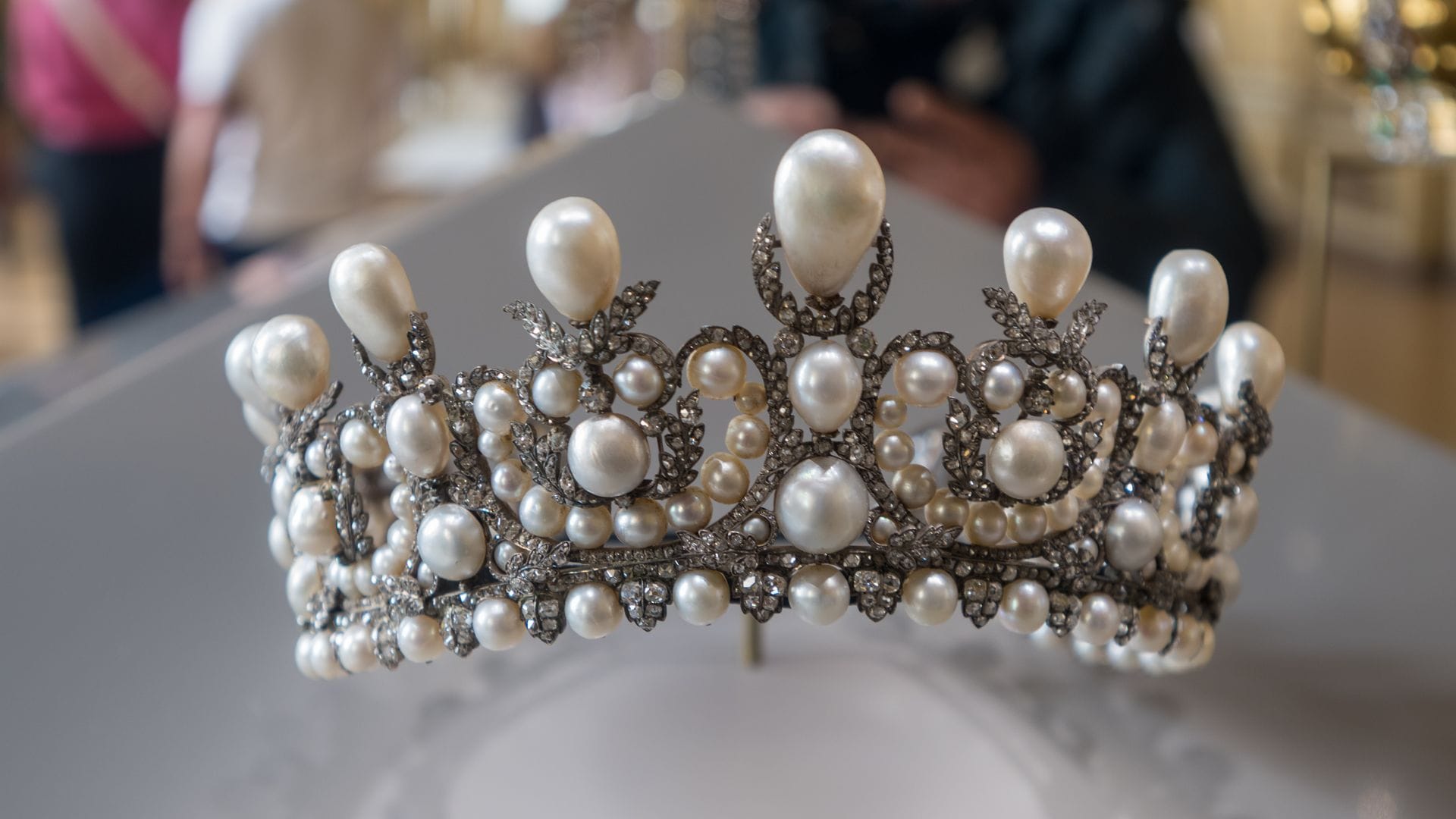 La tiara de perlas de la emperatriz Eugenia es una de las piezas robadas del Museo del Louvre este domingo 19 d octubre