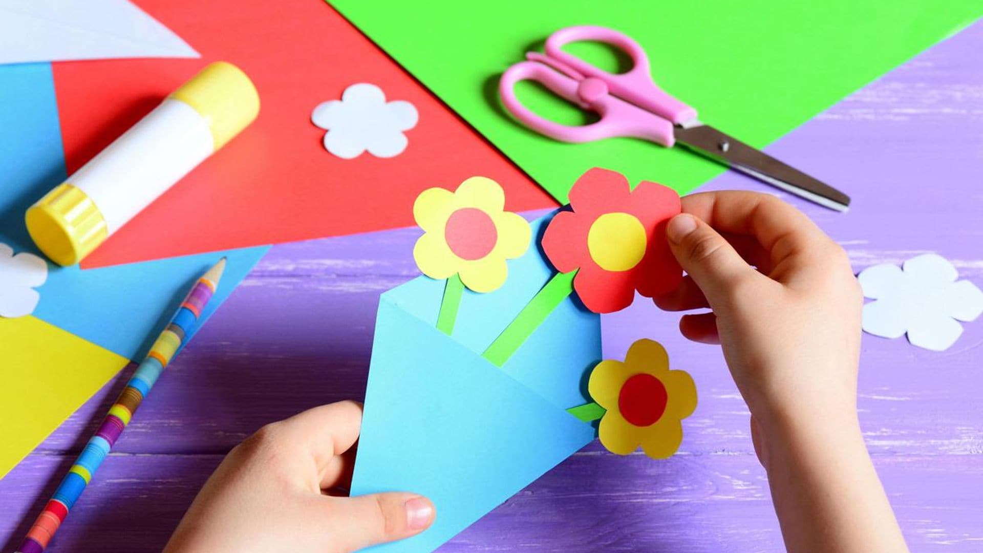Manualidades: tres flores que puedes hacer con cartulinas