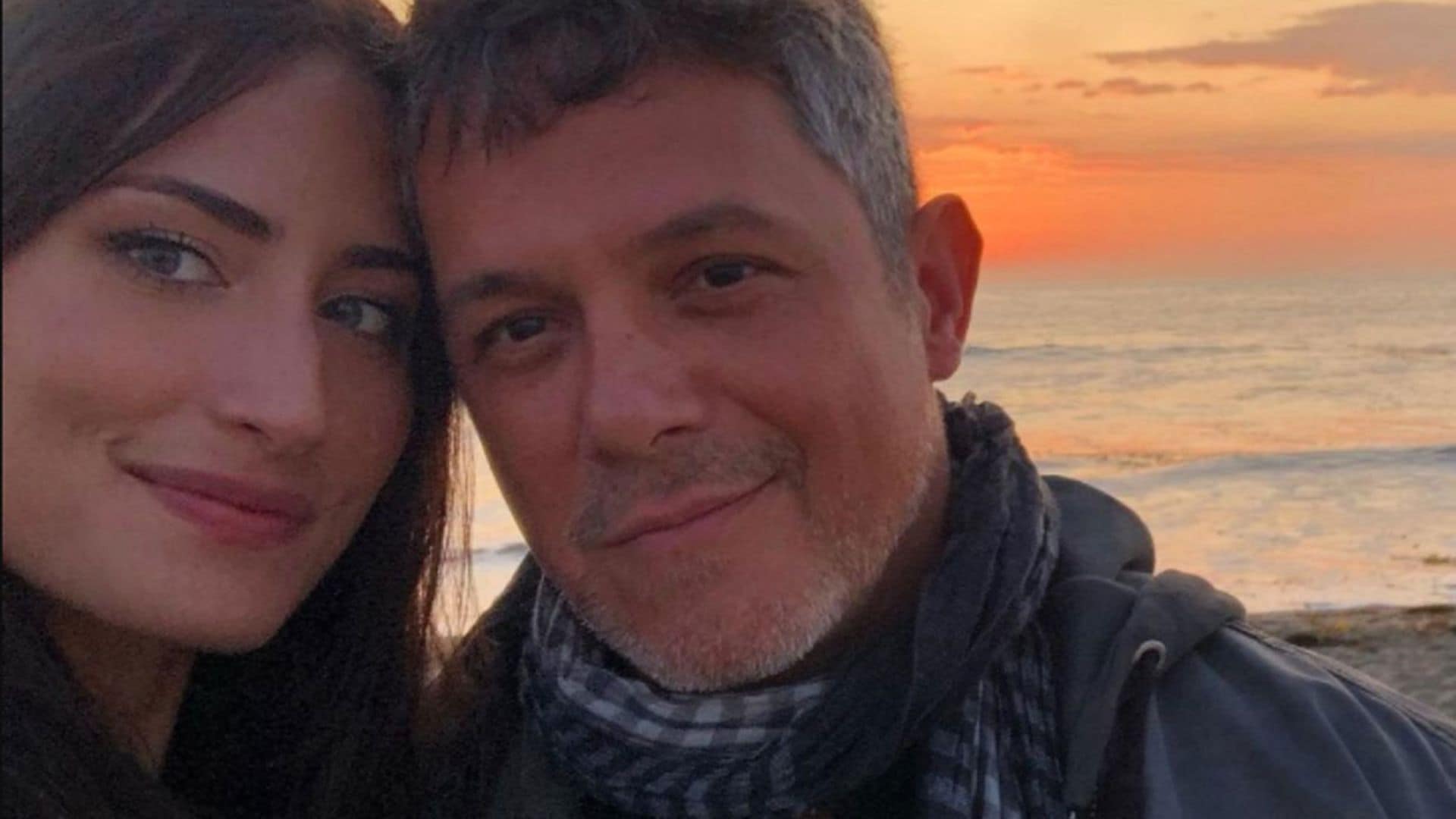 Alejandro Sanz y Rachel Valdés se divierten como niños en el parque de atracciones