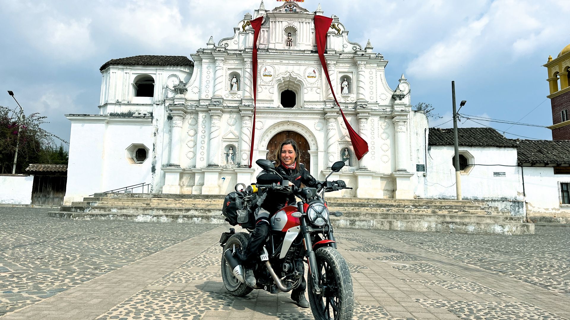 La aventurera Alicia Sornosa en su moto durante su viaje por Guatemala.
