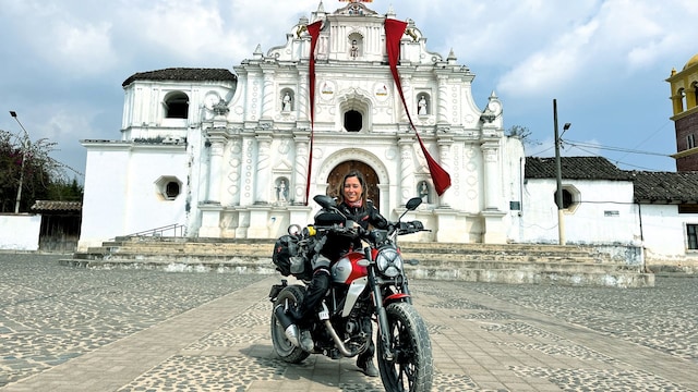 La aventurera Alicia Sornosa en su moto durante su viaje por Guatemala.